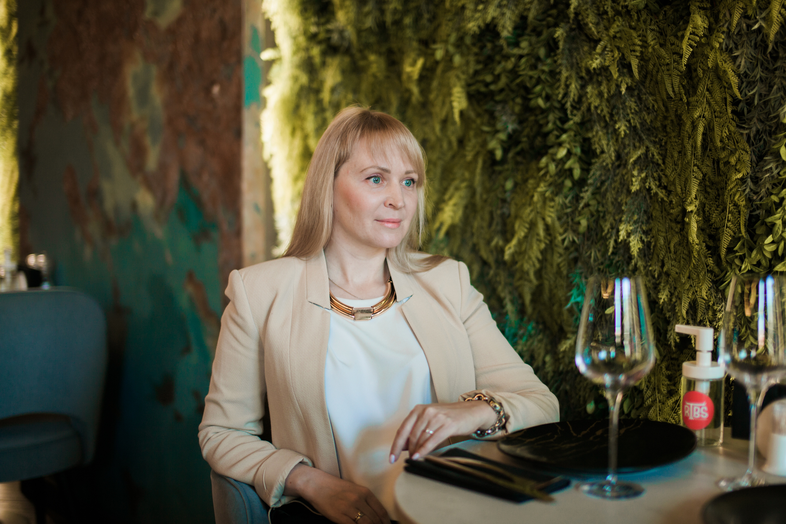 Друзья. День Рождение в Ресторане. Фотограф на крещение и венчание в Нижнем Новгороде.Свадебный Фотограф