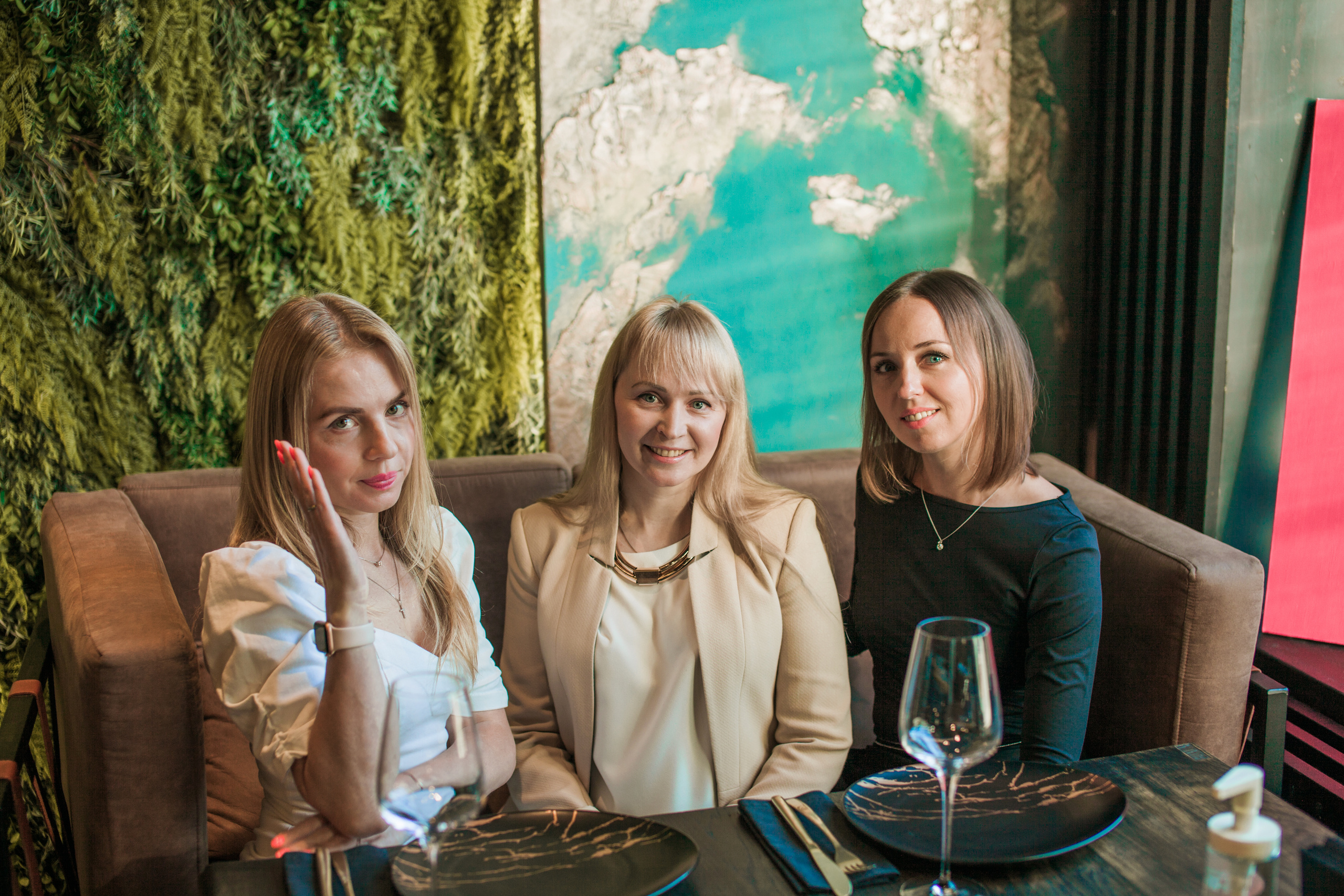 Друзья. День Рождение в Ресторане. Фотограф на крещение и венчание в Нижнем Новгороде.Свадебный Фотограф