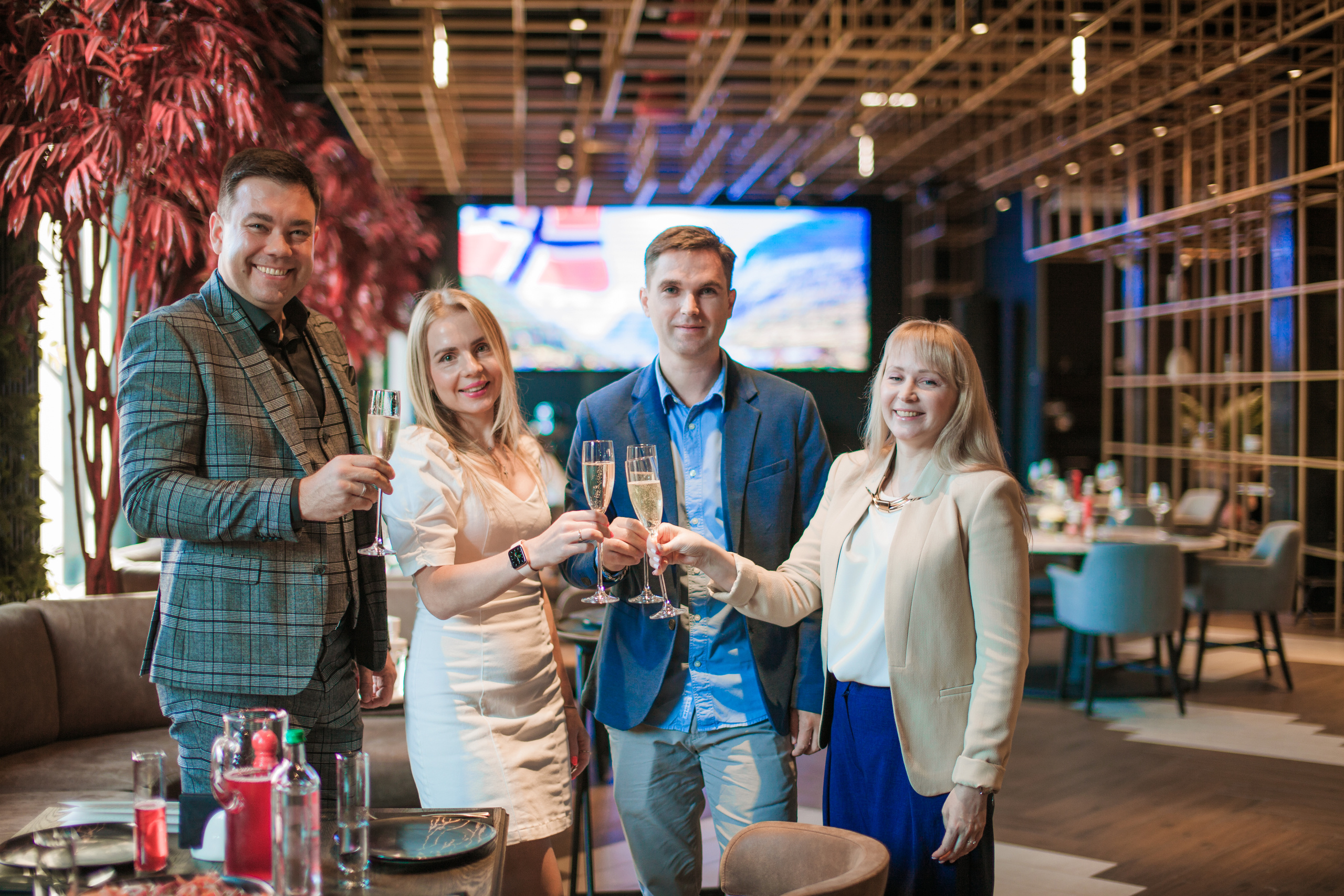 Друзья. День Рождение в Ресторане. Фотограф на крещение и венчание в Нижнем Новгороде.Свадебный Фотограф