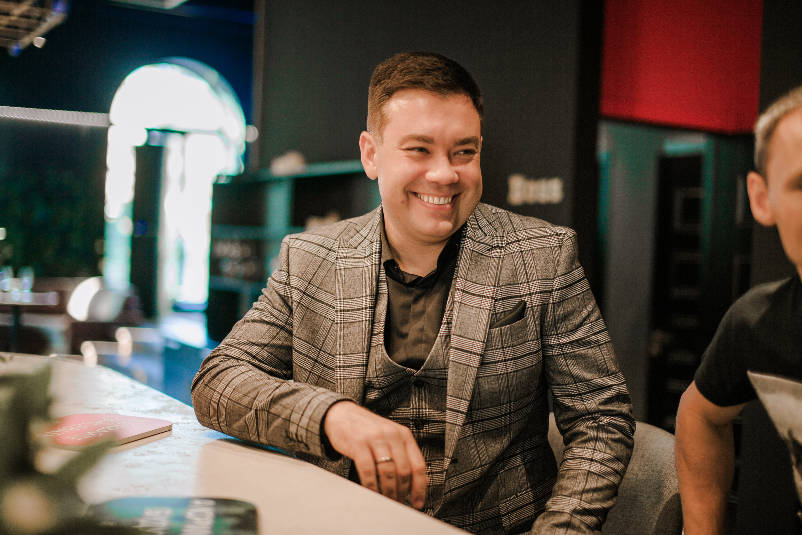 Друзья. День Рождение в Ресторане. Фотограф на крещение и венчание в Нижнем Новгороде.Свадебный Фотограф