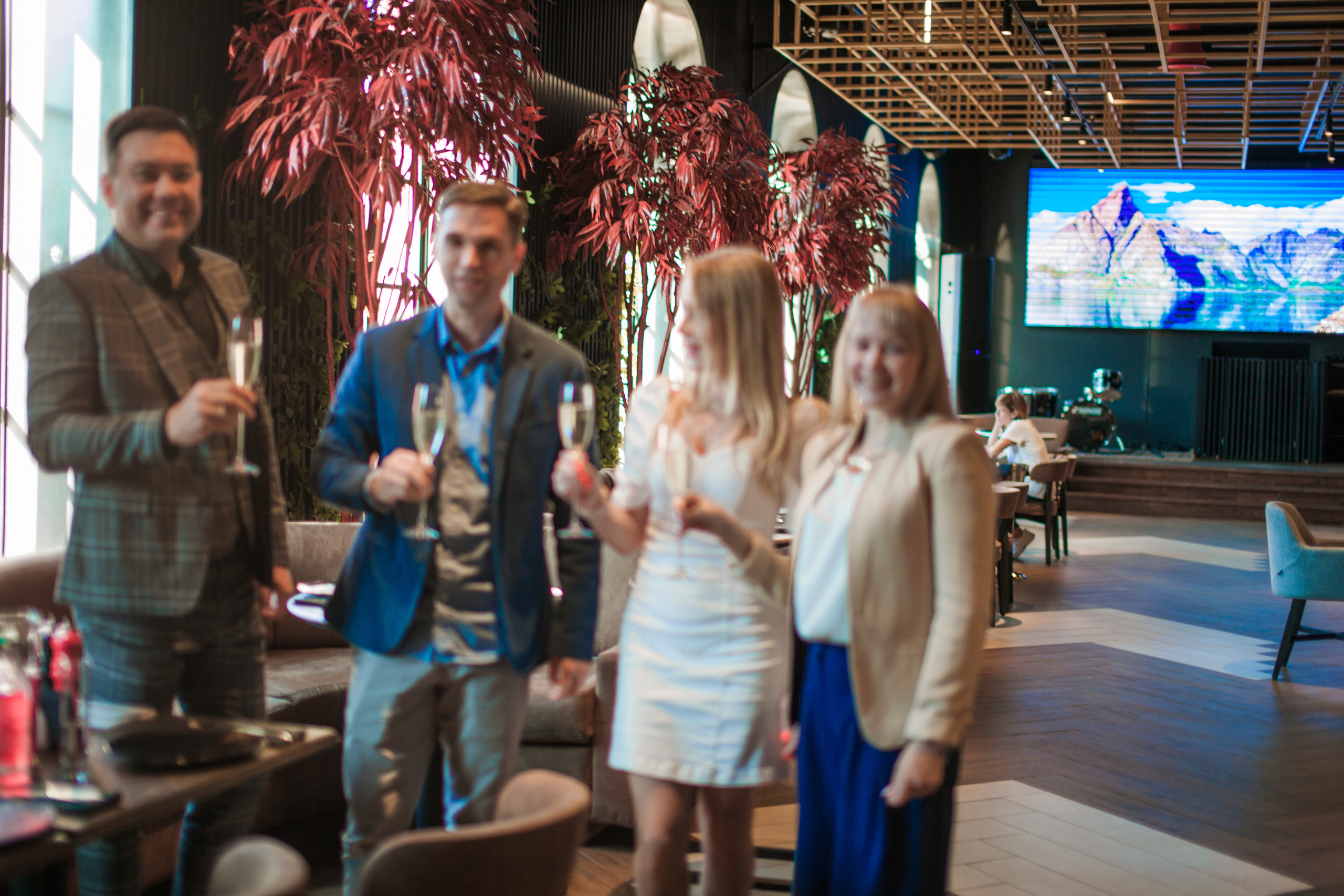 Друзья. День Рождение в Ресторане. Фотограф на крещение и венчание в Нижнем Новгороде.Свадебный Фотограф