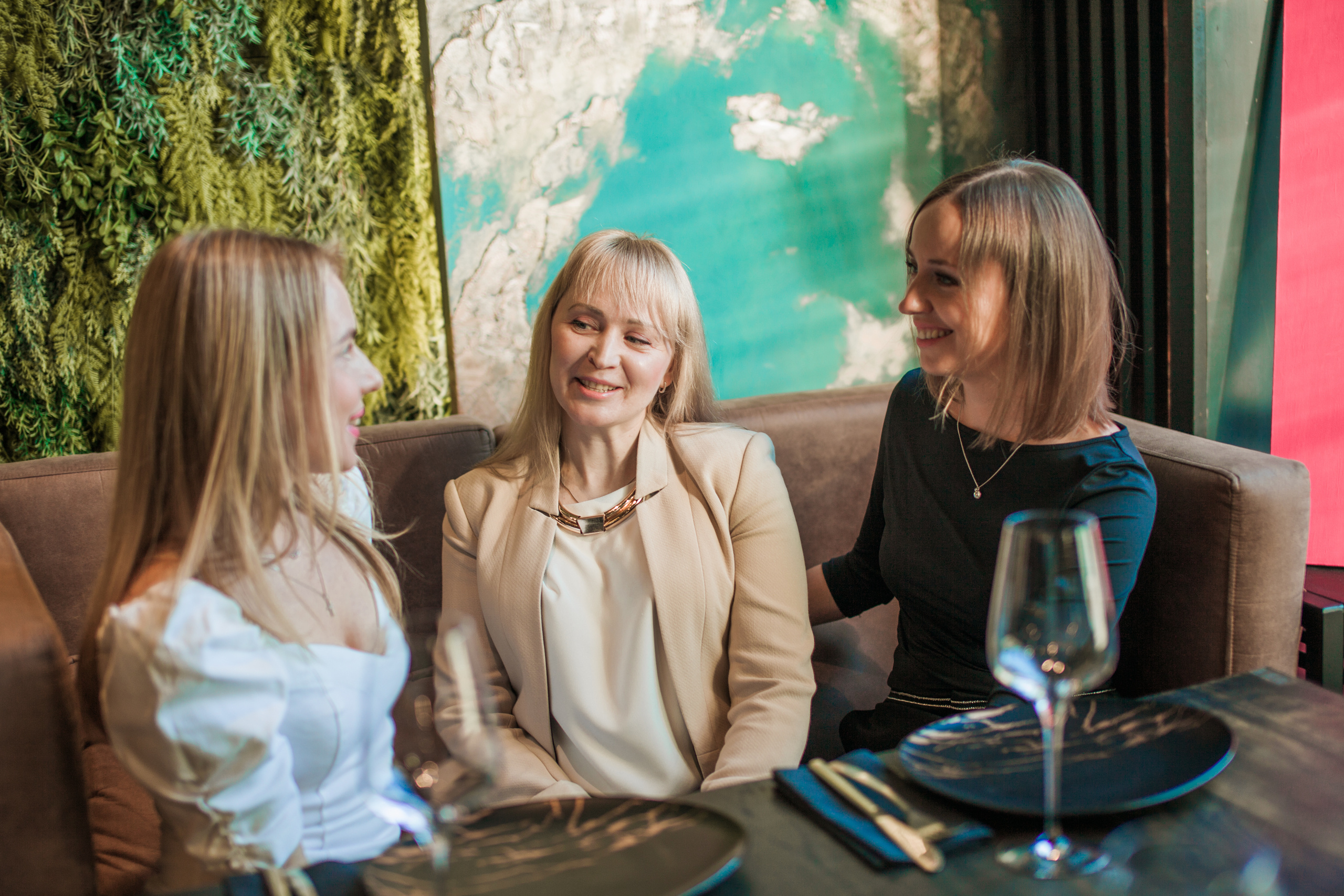 Друзья. День Рождение в Ресторане. Фотограф на крещение и венчание в Нижнем Новгороде.Свадебный Фотограф