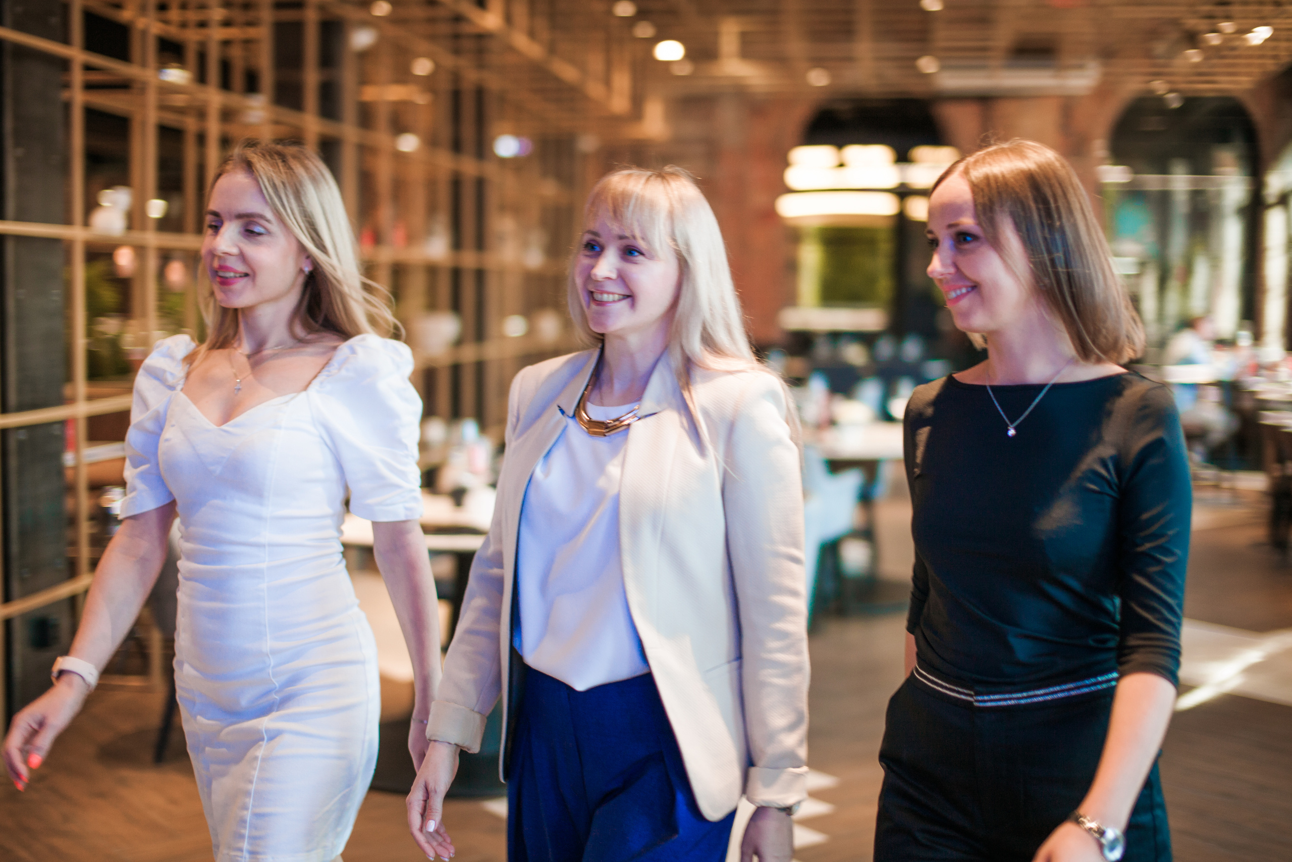 Друзья. День Рождение в Ресторане. Фотограф на крещение и венчание в Нижнем Новгороде.Свадебный Фотограф