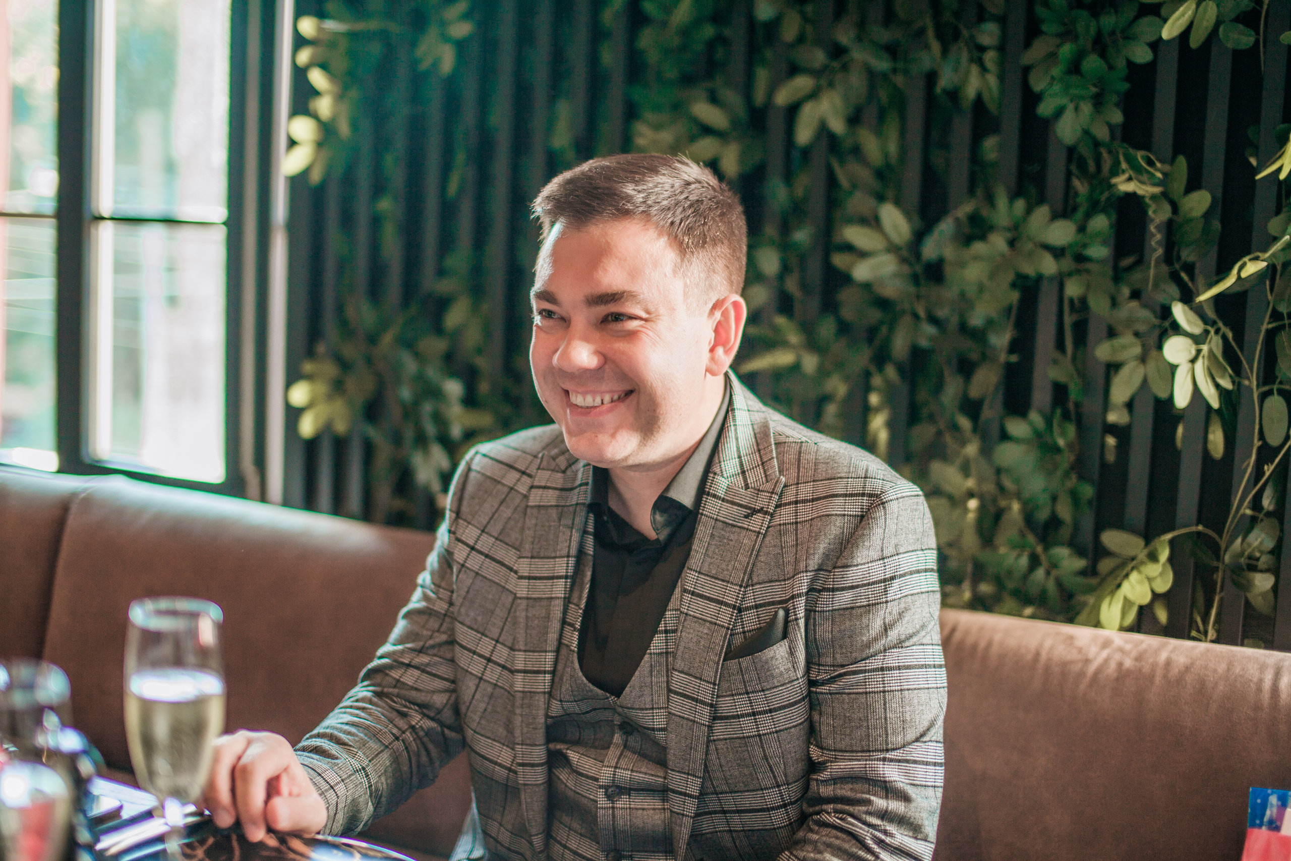 Друзья. День Рождение в Ресторане. Фотограф на крещение и венчание в Нижнем Новгороде.Свадебный Фотограф