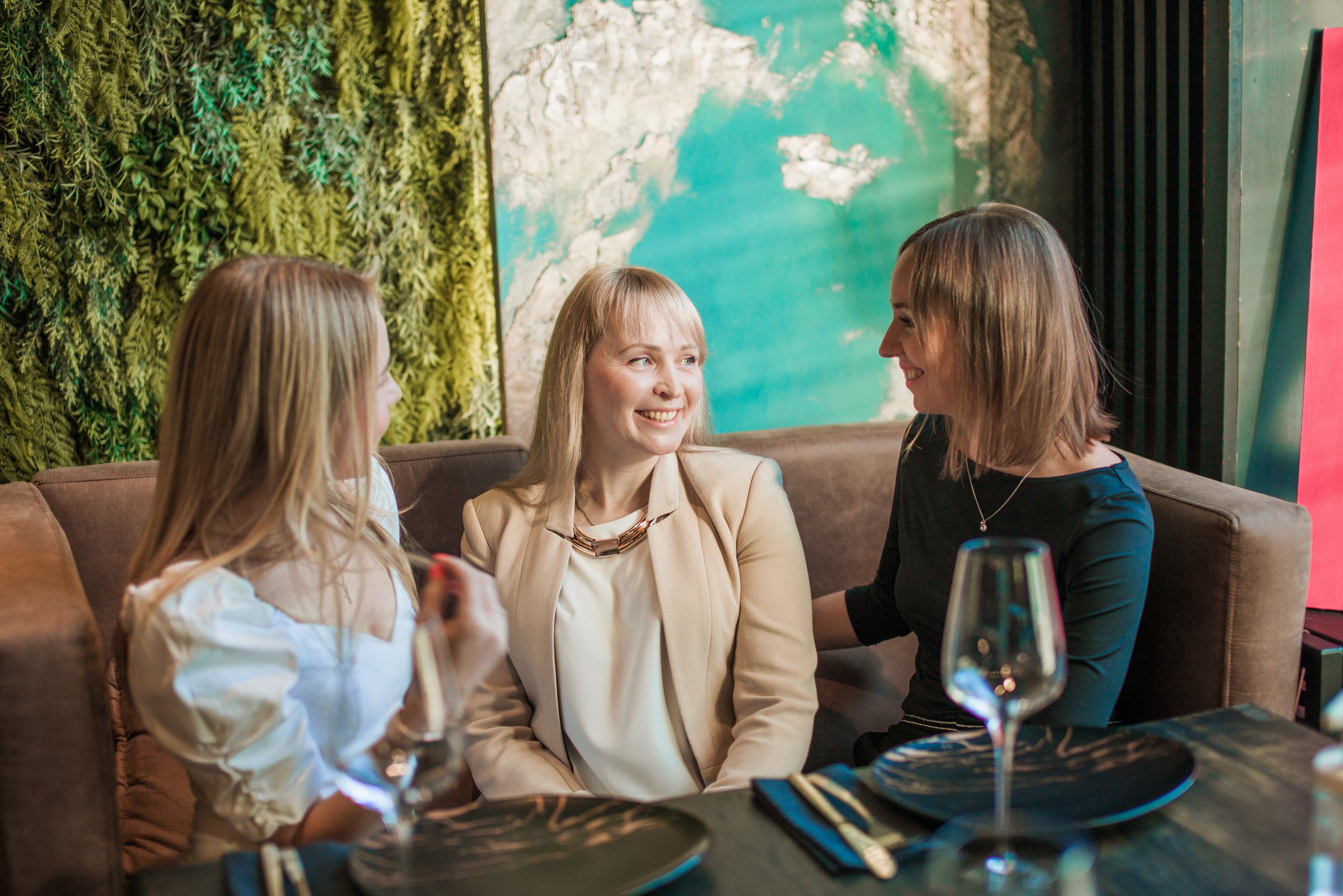 Друзья. День Рождение в Ресторане. Фотограф на крещение и венчание в Нижнем Новгороде.Свадебный Фотограф
