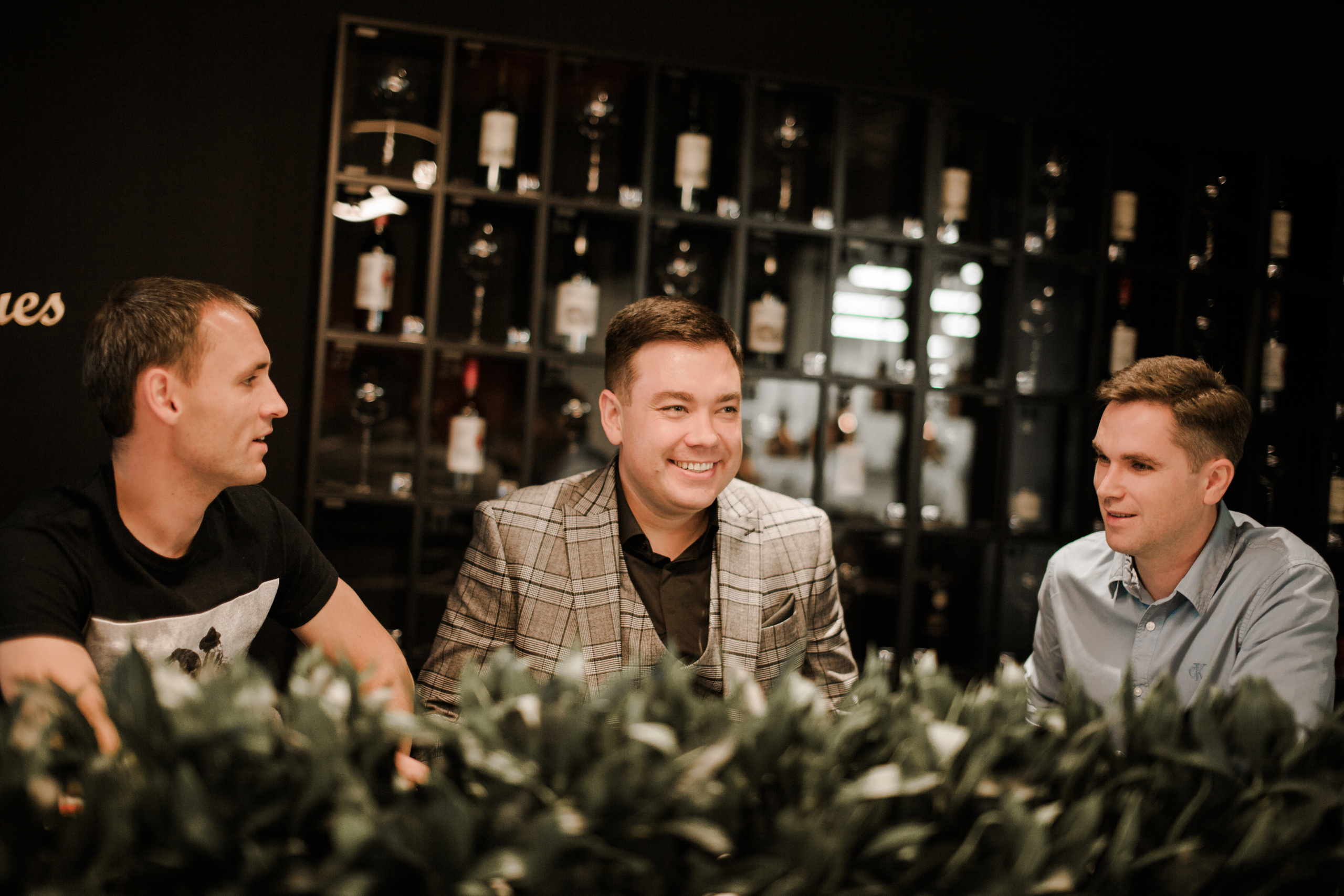 Друзья. День Рождение в Ресторане. Фотограф на крещение и венчание в Нижнем Новгороде.Свадебный Фотограф