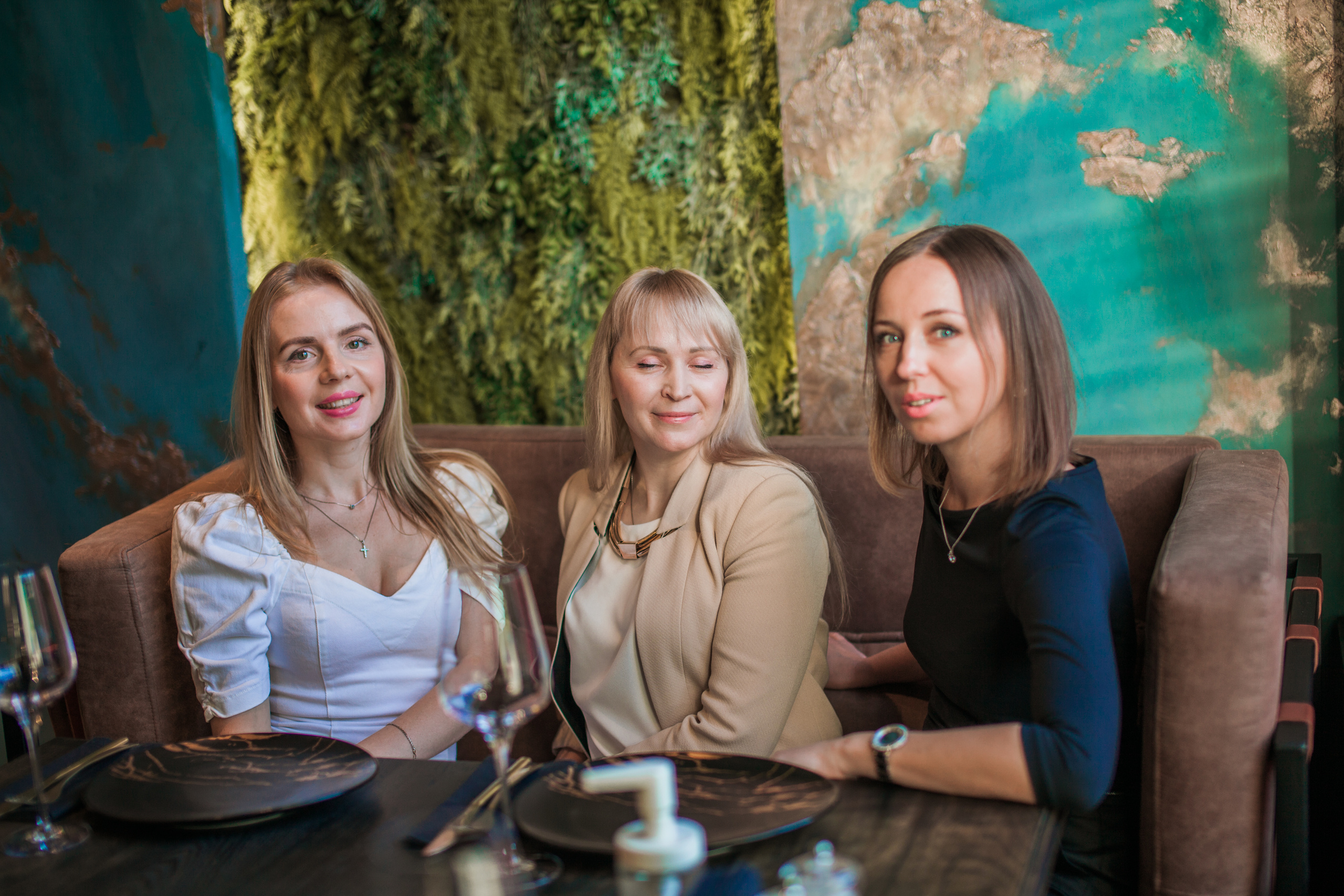 Друзья. День Рождение в Ресторане. Фотограф на крещение и венчание в Нижнем Новгороде.Свадебный Фотограф