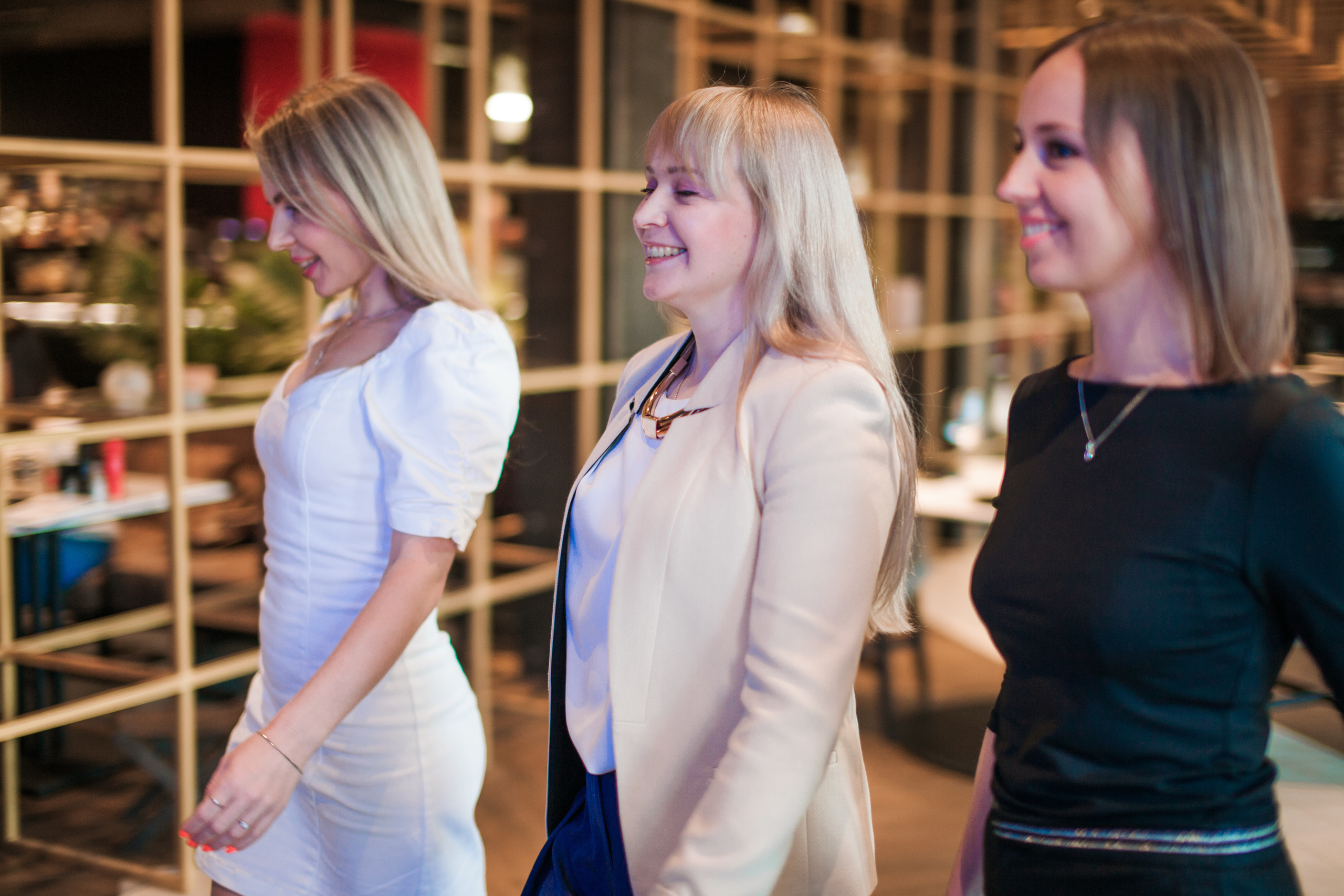 Друзья. День Рождение в Ресторане. Фотограф на крещение и венчание в Нижнем Новгороде.Свадебный Фотограф