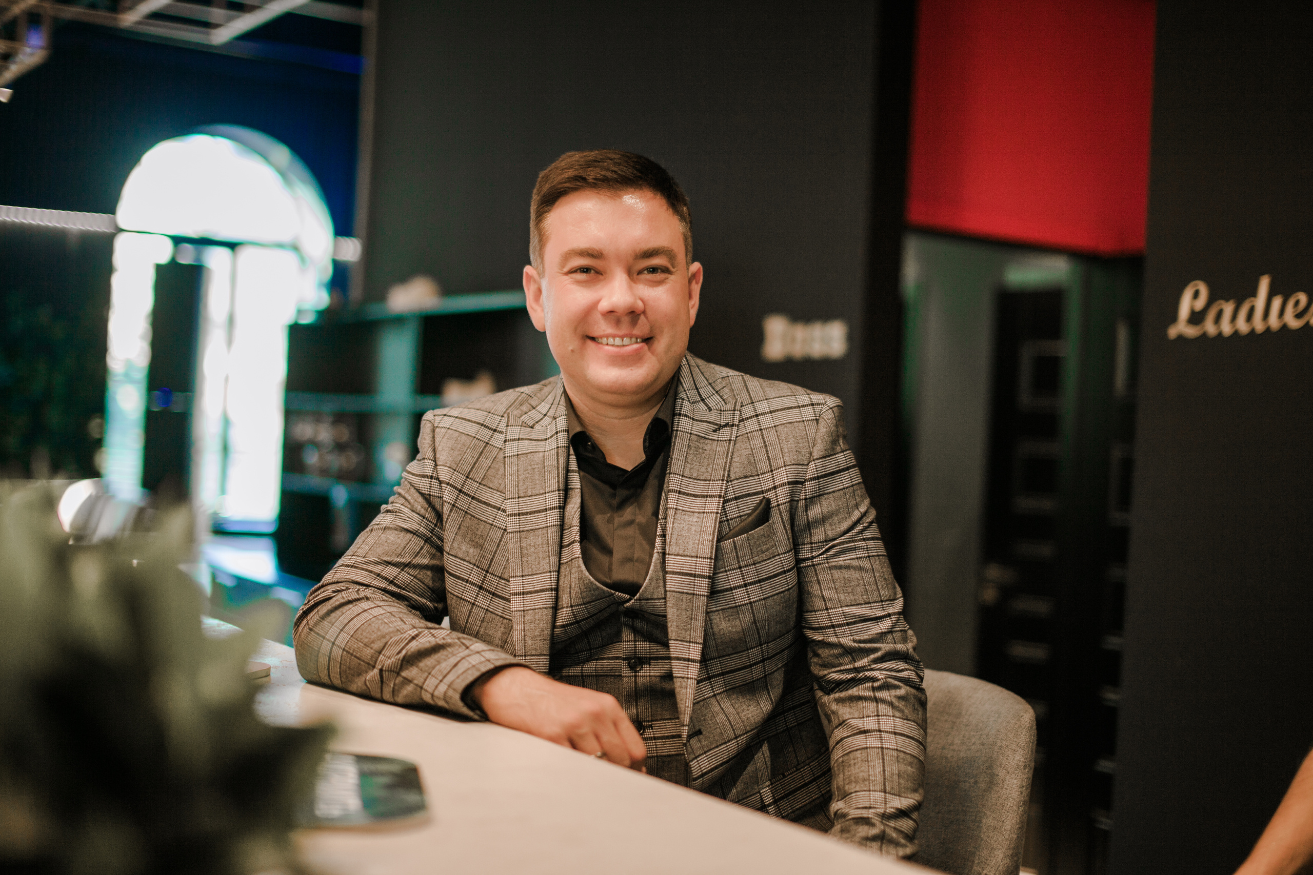 Друзья. День Рождение в Ресторане. Фотограф на крещение и венчание в Нижнем Новгороде.Свадебный Фотограф