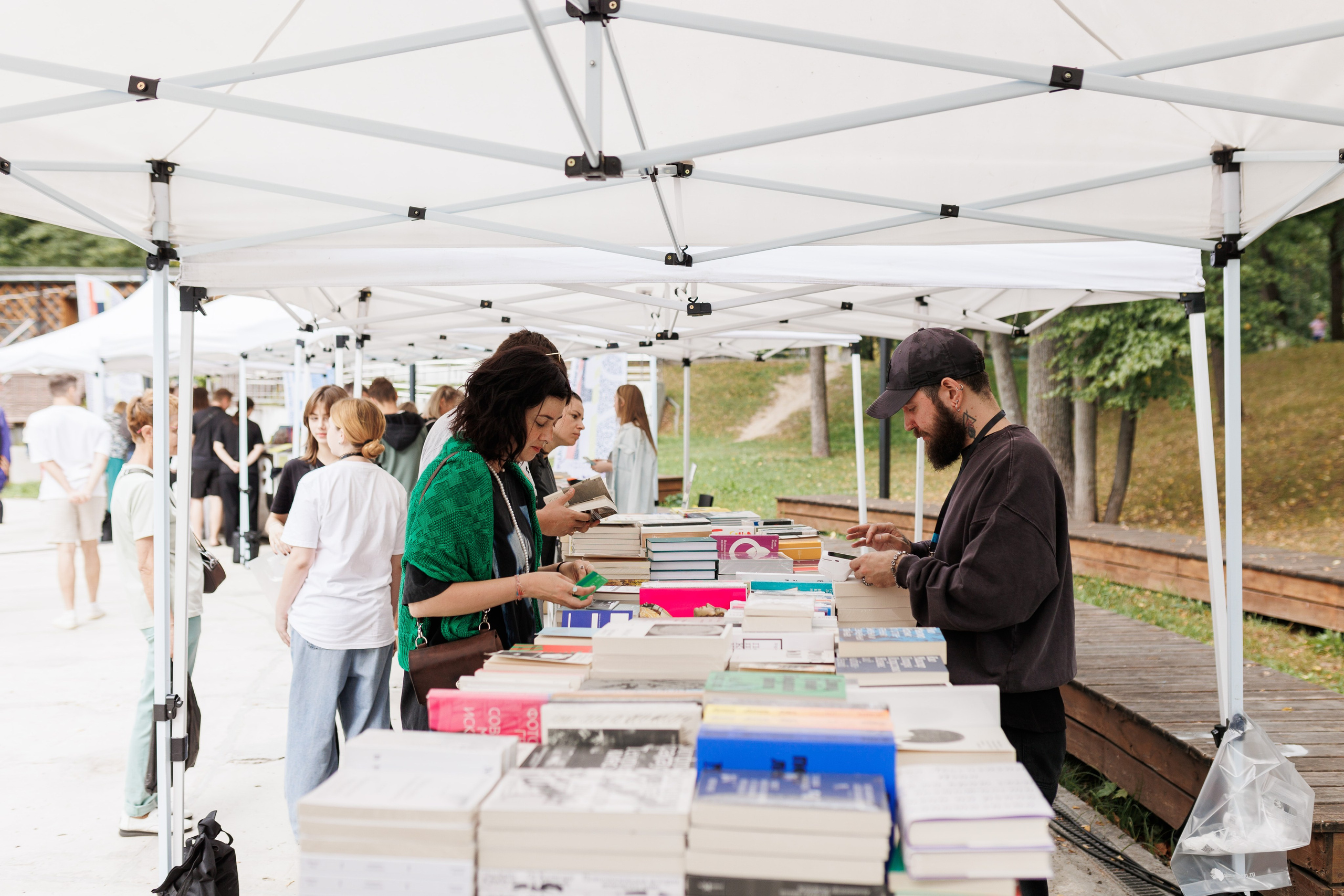 Книжный фестиваль «Смены» в Выксе 2025. Фотограф городских и семейных событий Артем Карпухин