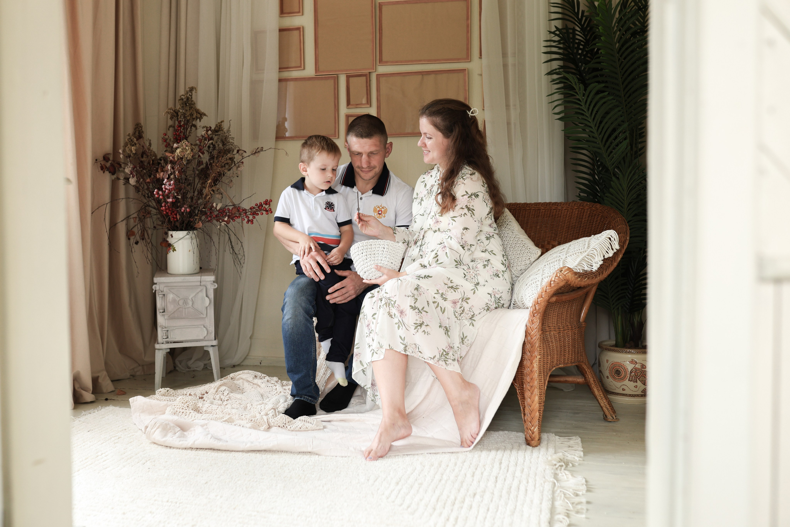 Фотосессия беременности в загородной студии Купавна. Фотограф в Железнодорожном и Балашихе