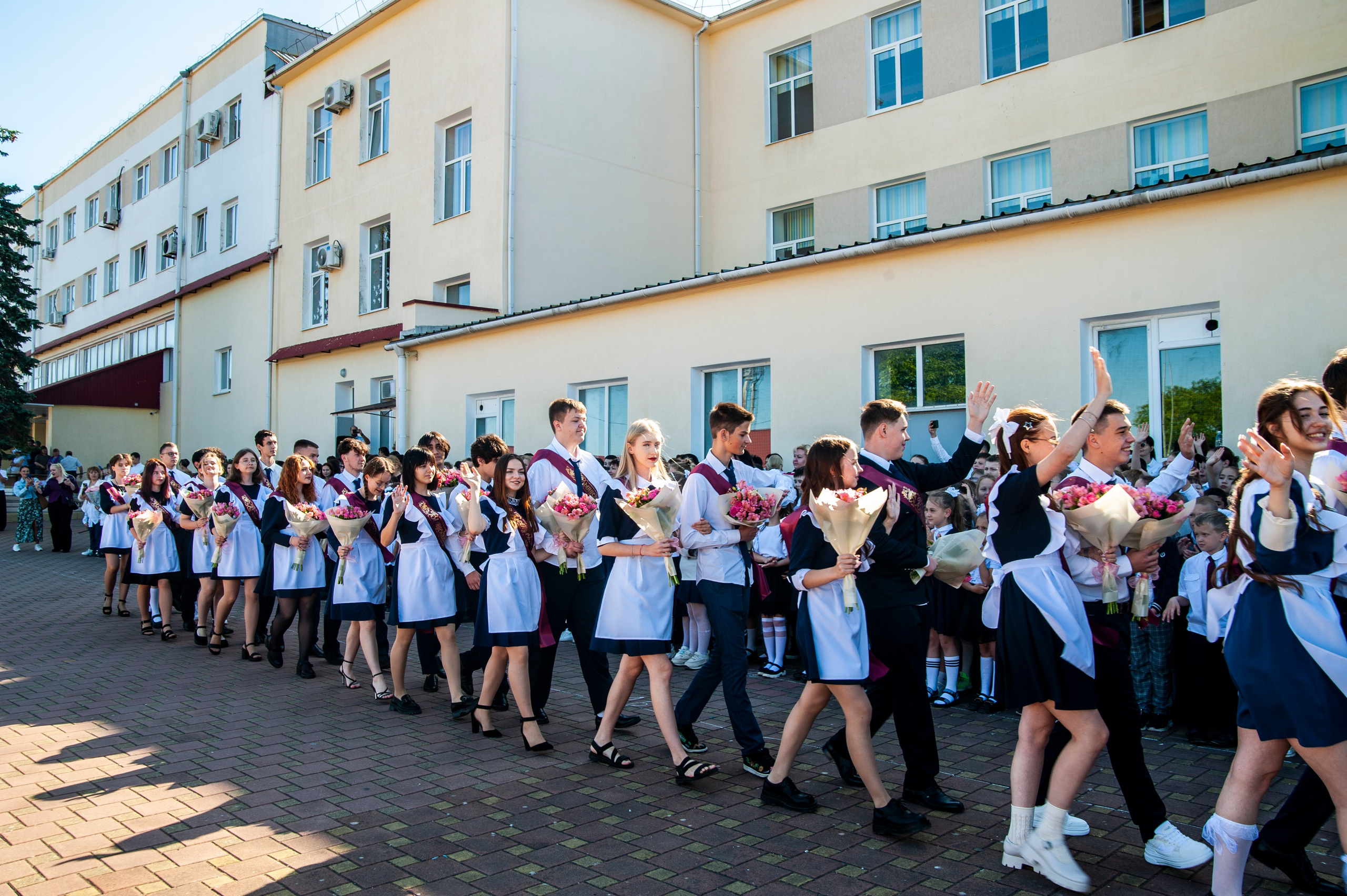 Последний Звонок МАОУ СОШ № 17 им. Эдуарда Есаяна — Архипо-Осиповка. Свадебный и семейный фотограф Денис Лукьянов в Краснодаре, Краснодарском крае и Республике Крым