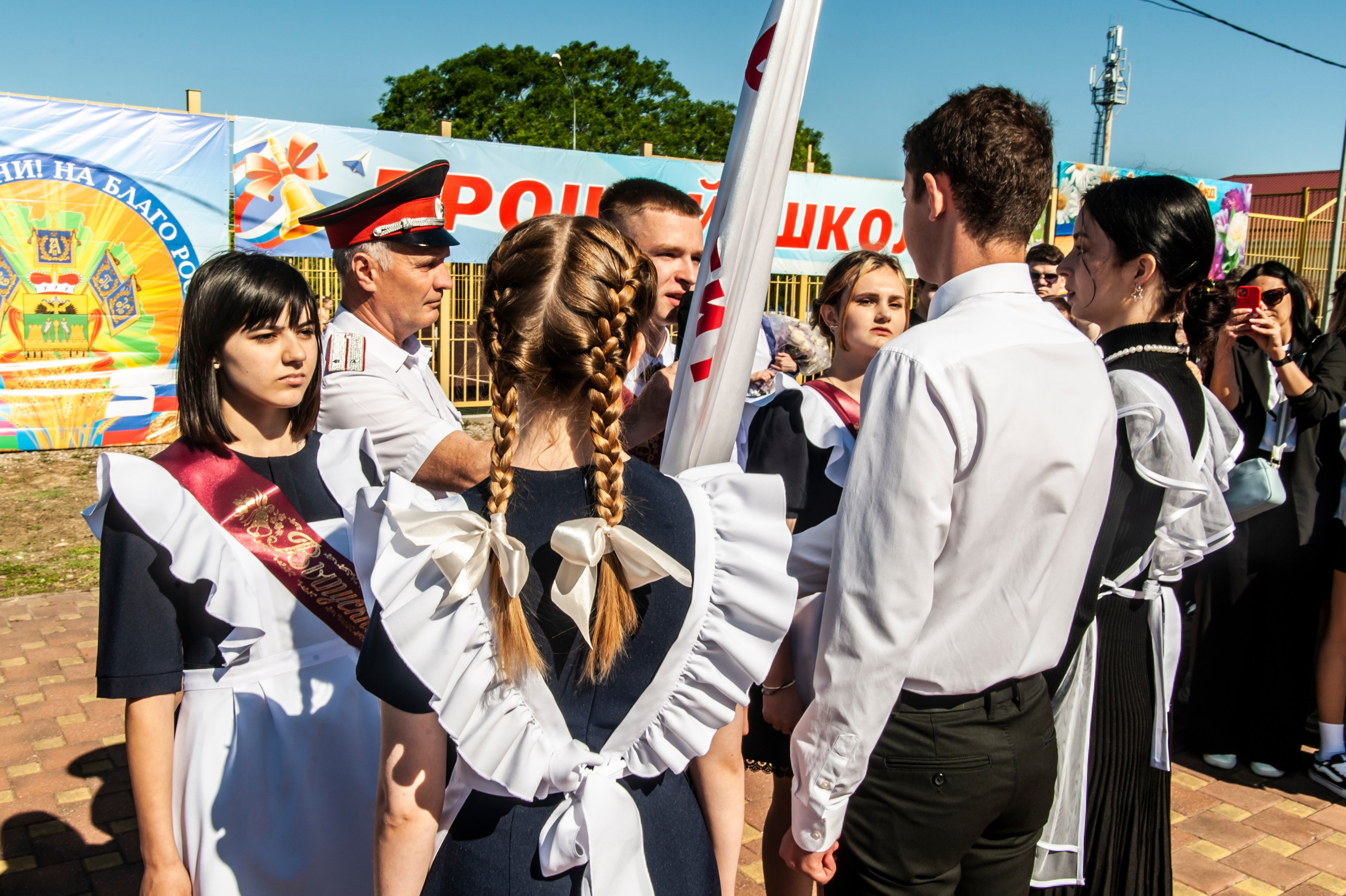 Последний Звонок МАОУ СОШ № 17 им. Эдуарда Есаяна — Архипо-Осиповка. Свадебный и семейный фотограф Денис Лукьянов в Краснодаре, Краснодарском крае и Республике Крым