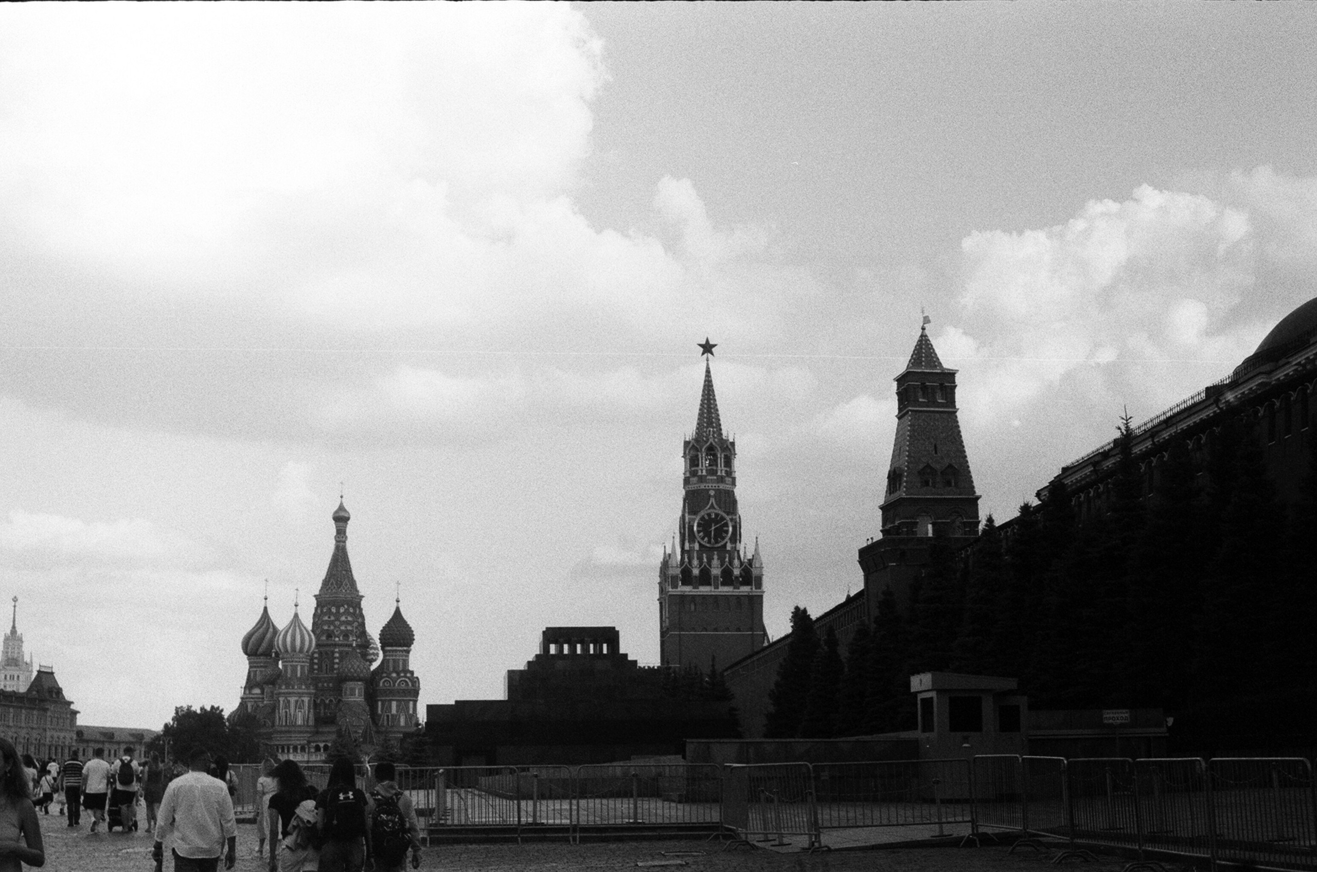 Альбом пленочных ЧБ-фото. Репортажный и семейный фотограф — Шелихов Сергей