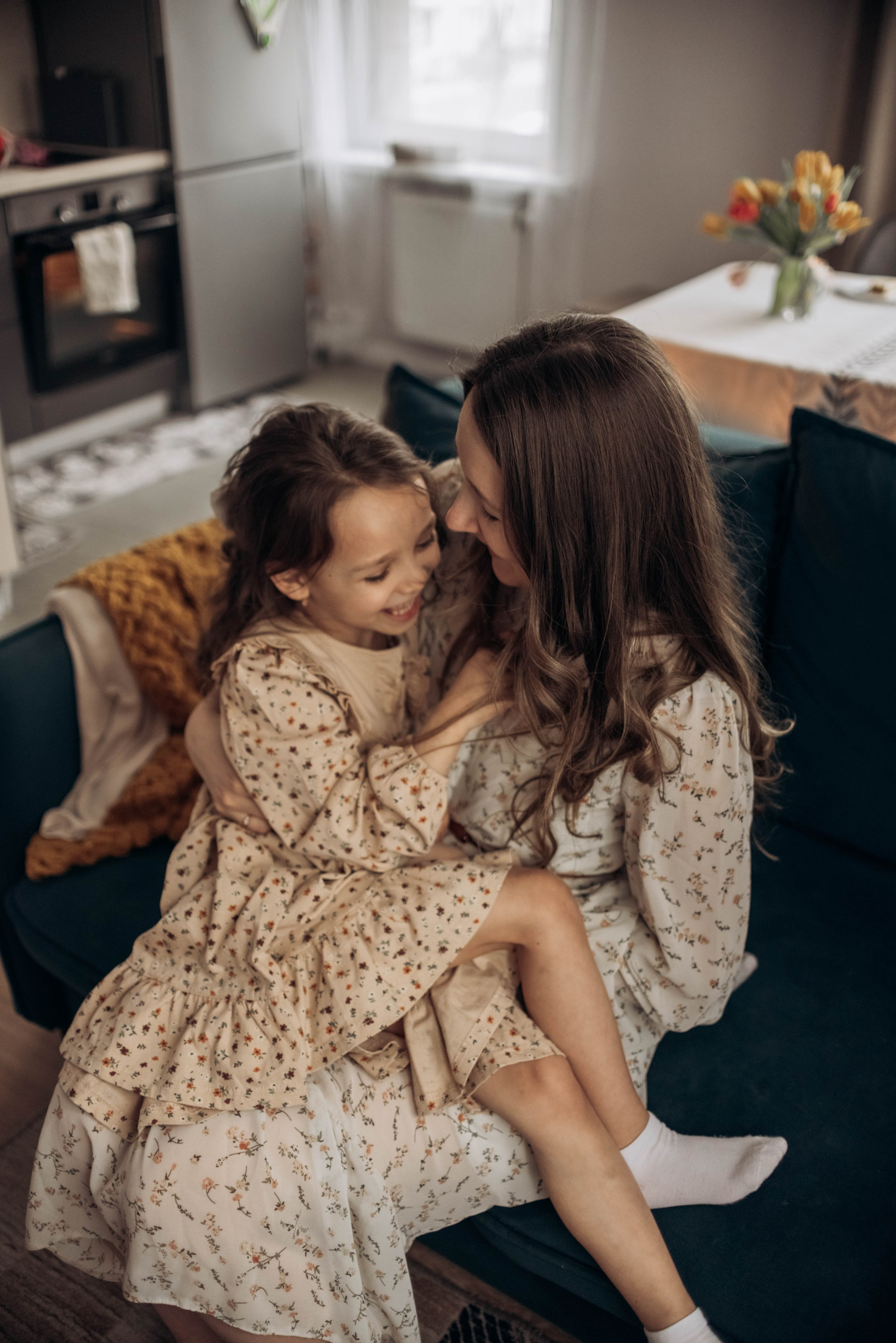 Домашняя фотосессия для мамы и дочек, с цветами, весной, к 8 марта. Семейный фотограф в Железнодорожном Масаева Елена