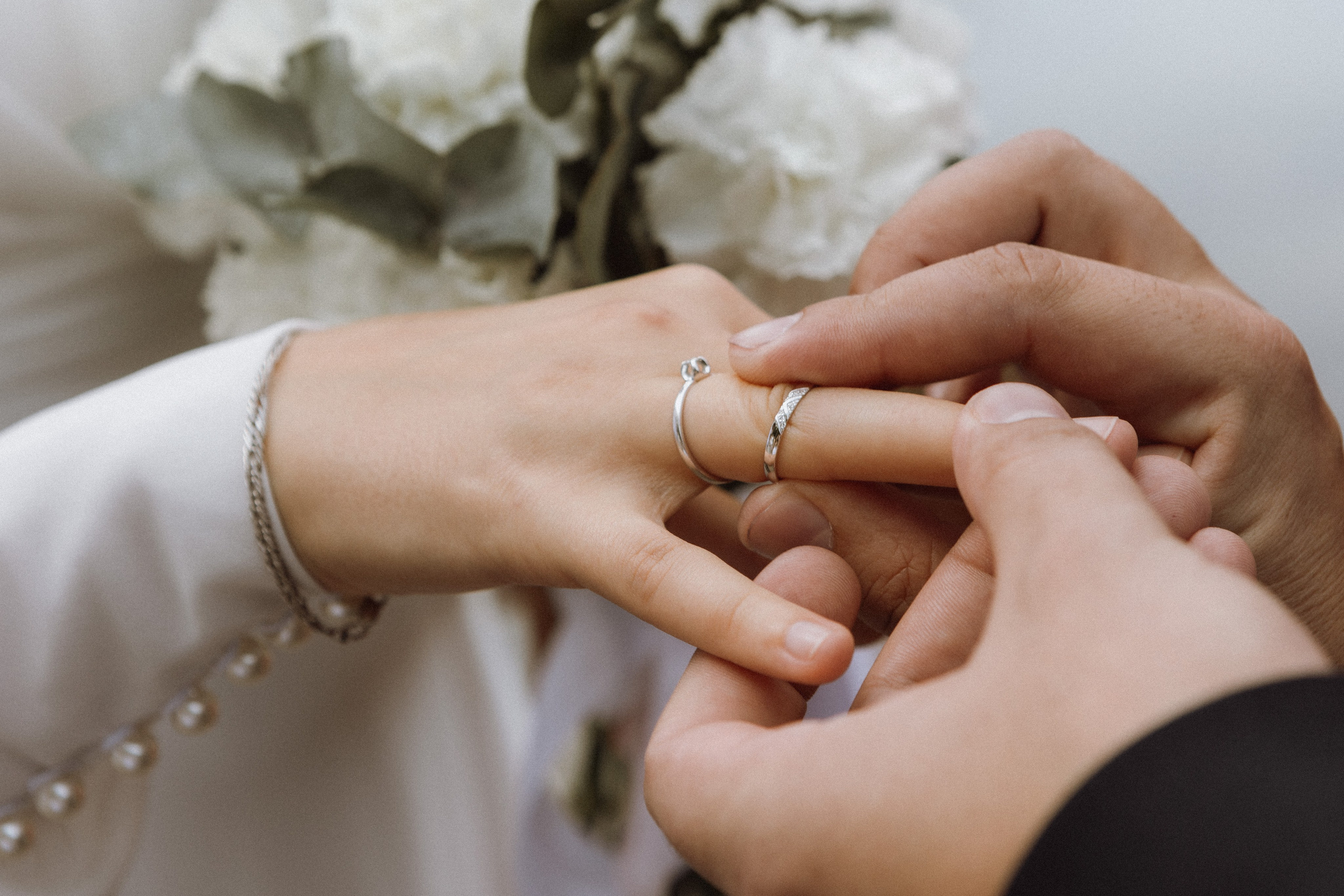 свадебные традиции, свадебная церемония на открытом воздухе, церемония обмена кольцами, свадебный фотограф в Москве