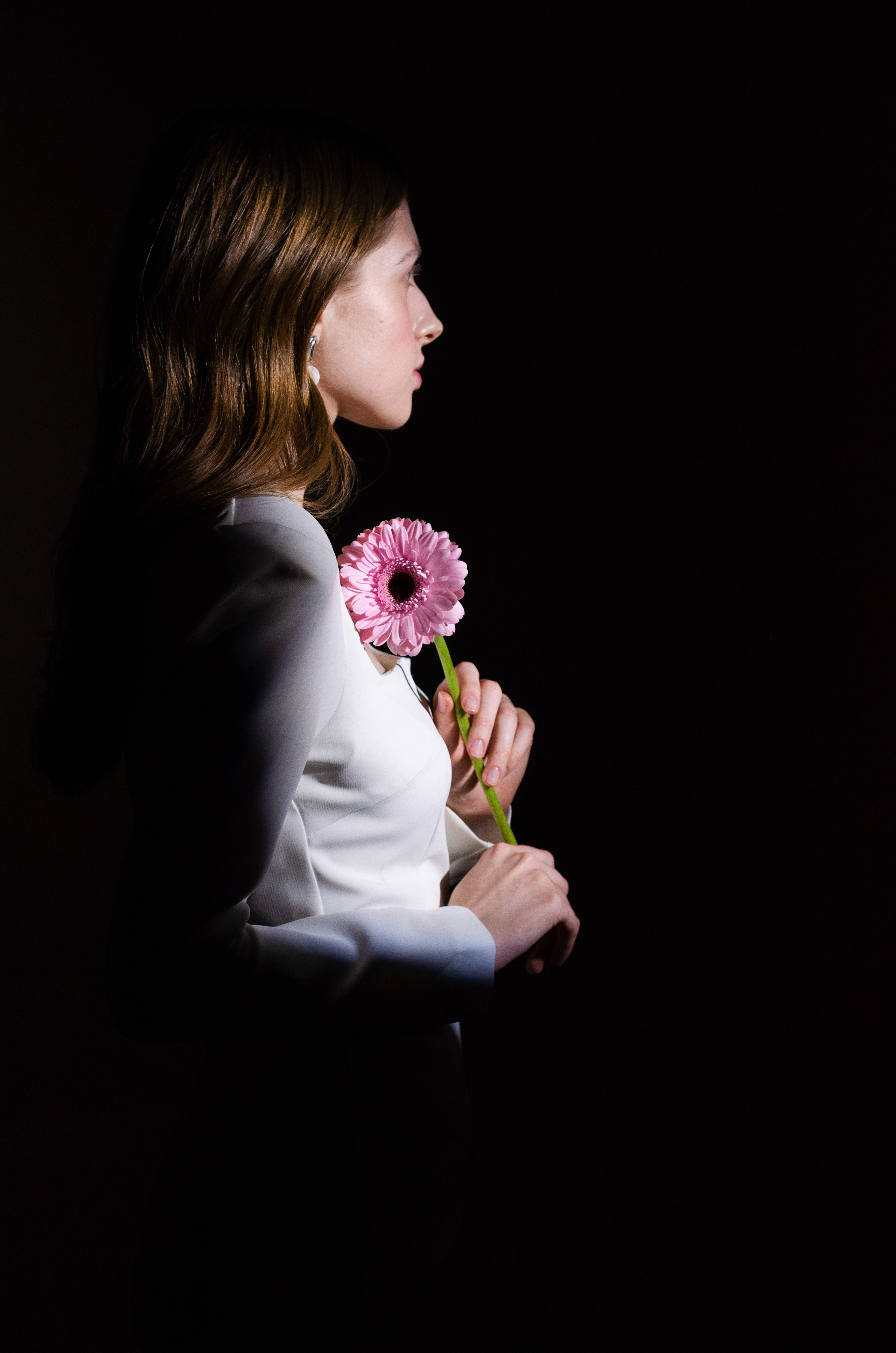 Девушка и цветок. Фотографы для фотосессий в Новосибирске