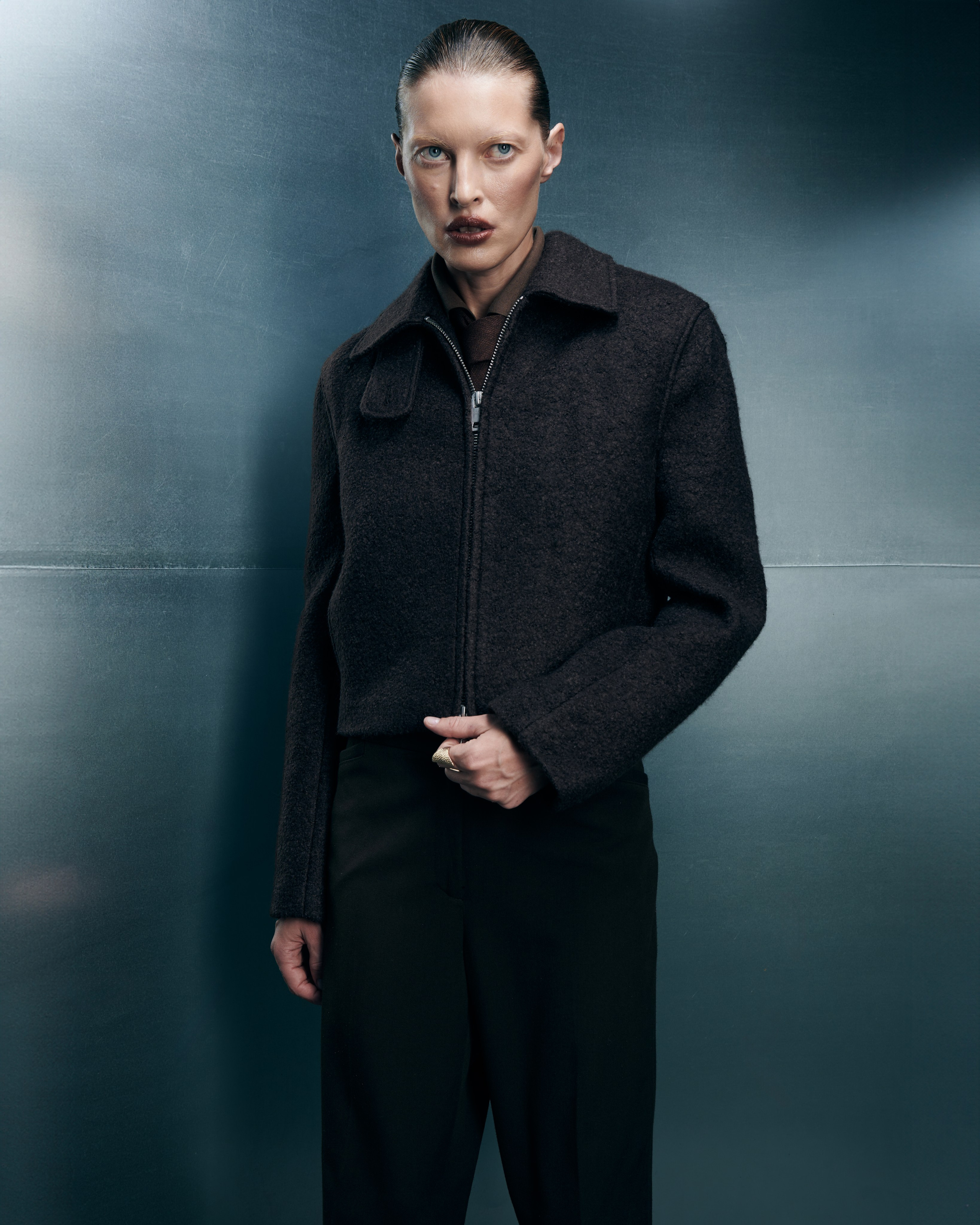 Снимаю одежду и аксессуары для молодых брендов и дизайнеров. Студийные лукбуки, каталожные съёмки, фоны, свет и атмосфера — всё под концепцию проекта. Помогаю выстроить грамотный сетап, понимаю стилистику и задачу. Также работаю гафером — знаю, как выжать максимум из света.