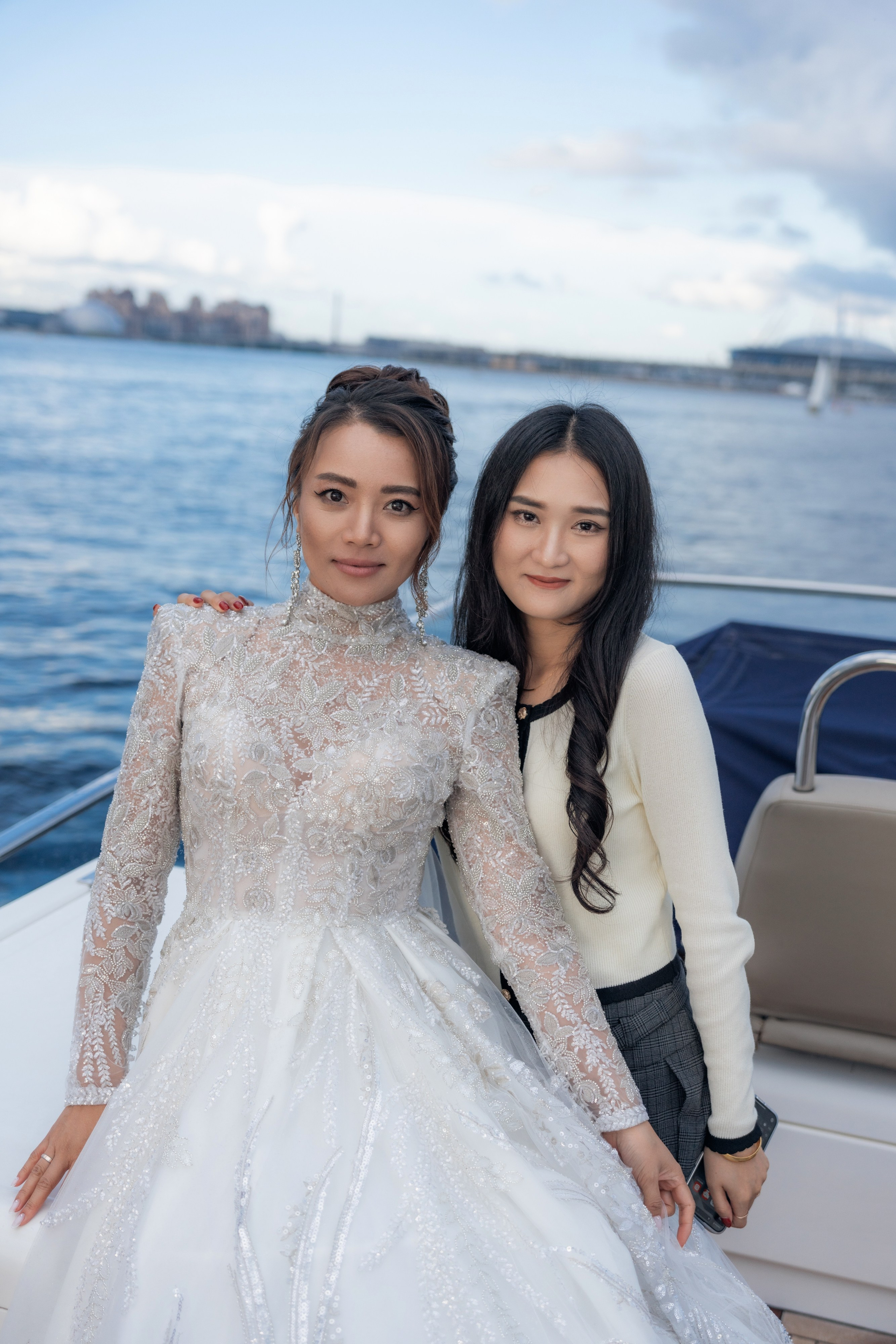 Свадебная фотосессия в Эрмитаже и на катере. Свадебный фотограф Александр Невский в Санкт-Петербурге