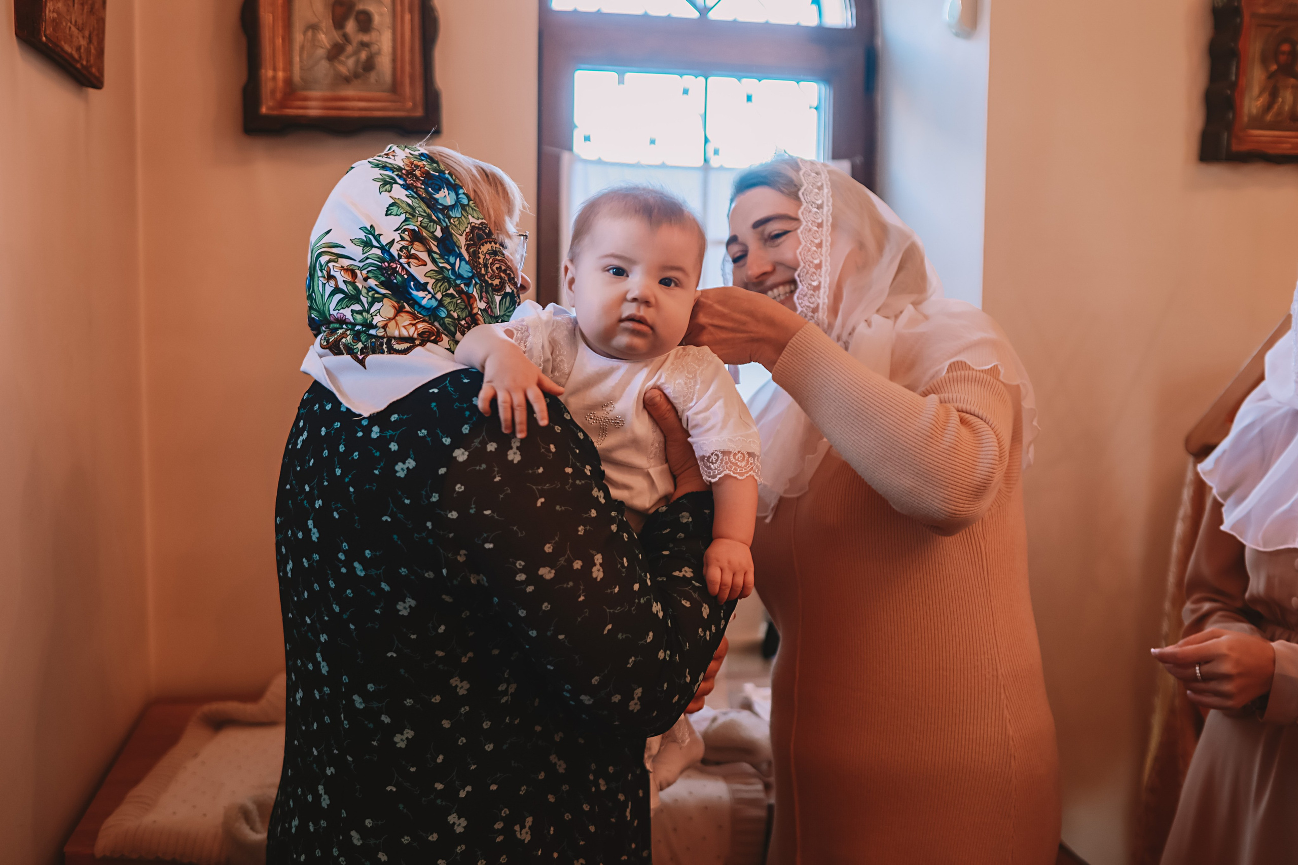 Крещение круглая церковь. Семейный фотограф Тюмень, фотограф на роды Салмина Мария