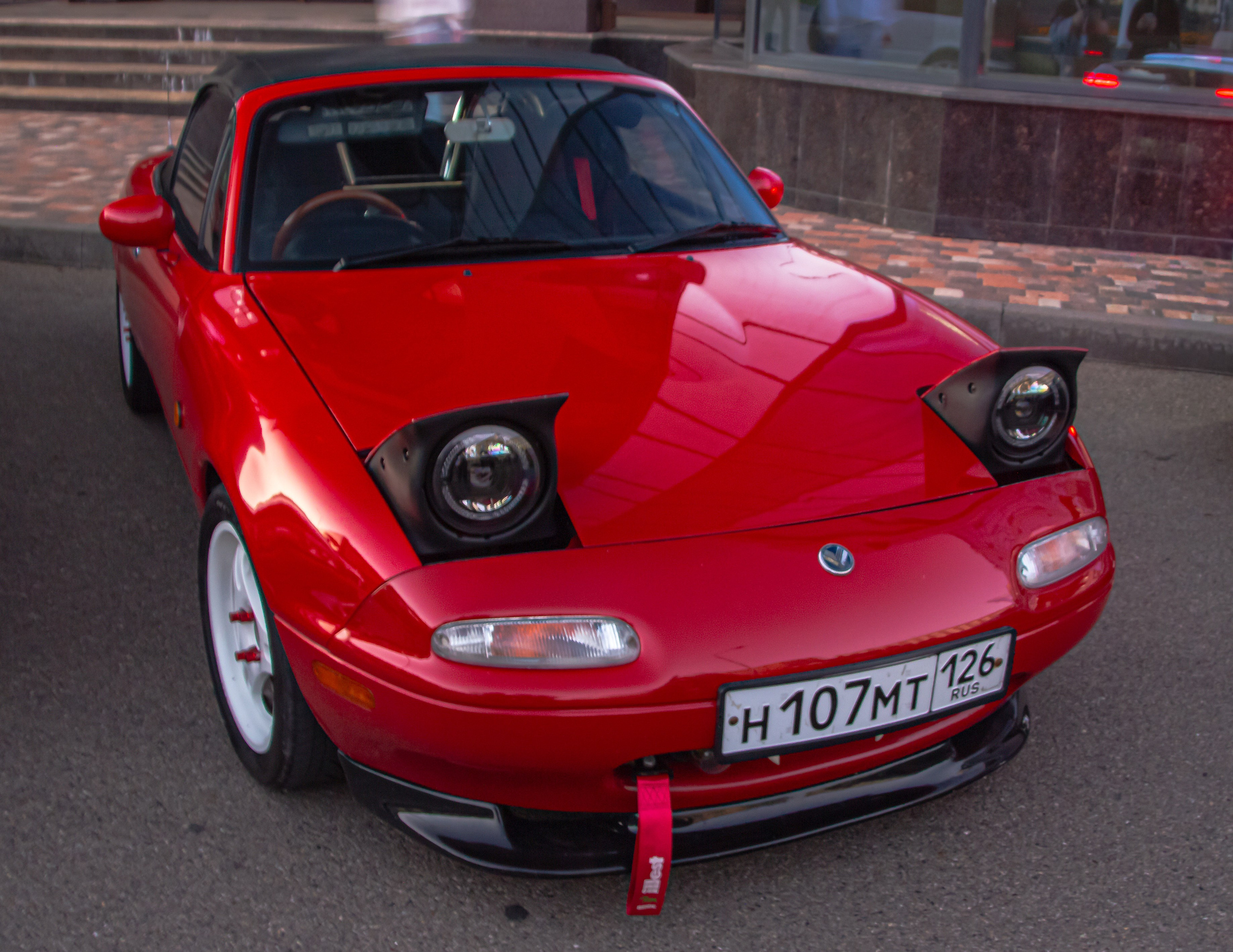 Фото Mazda MX-5 Miata (Eunos Roadster) NA: красный родстер