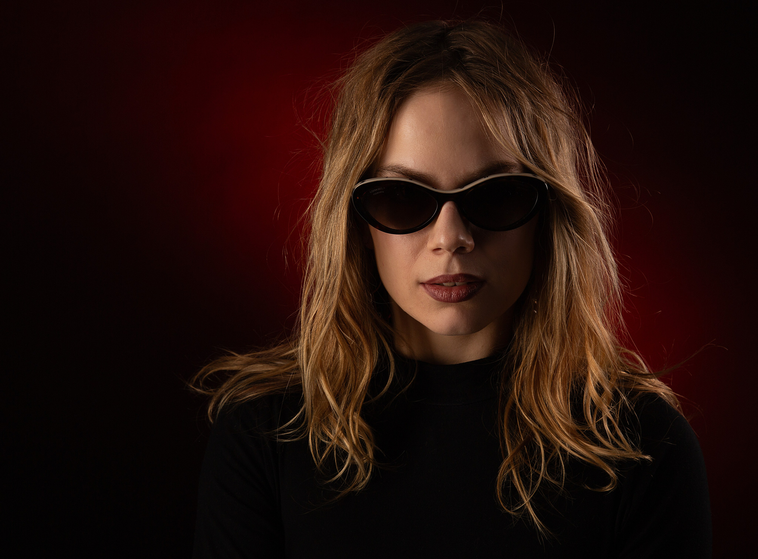 Фотосессия с жестким темным светом