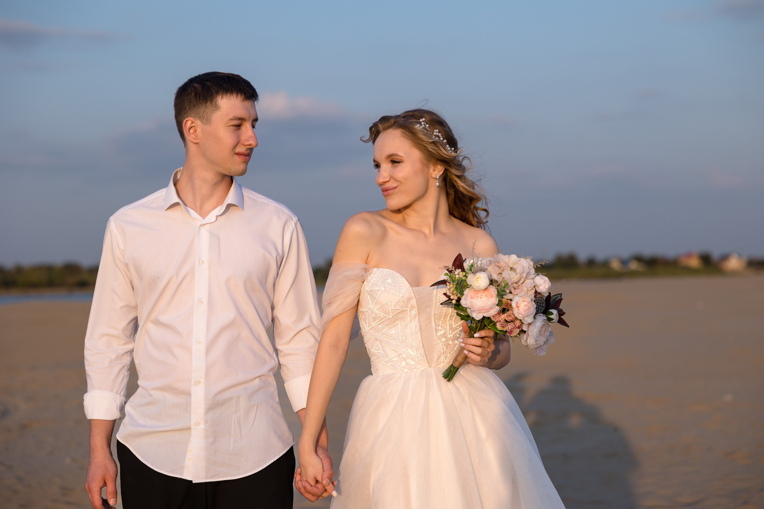 Свадебная фотосессия на берегу. Свадебный фотограф Астрахань
