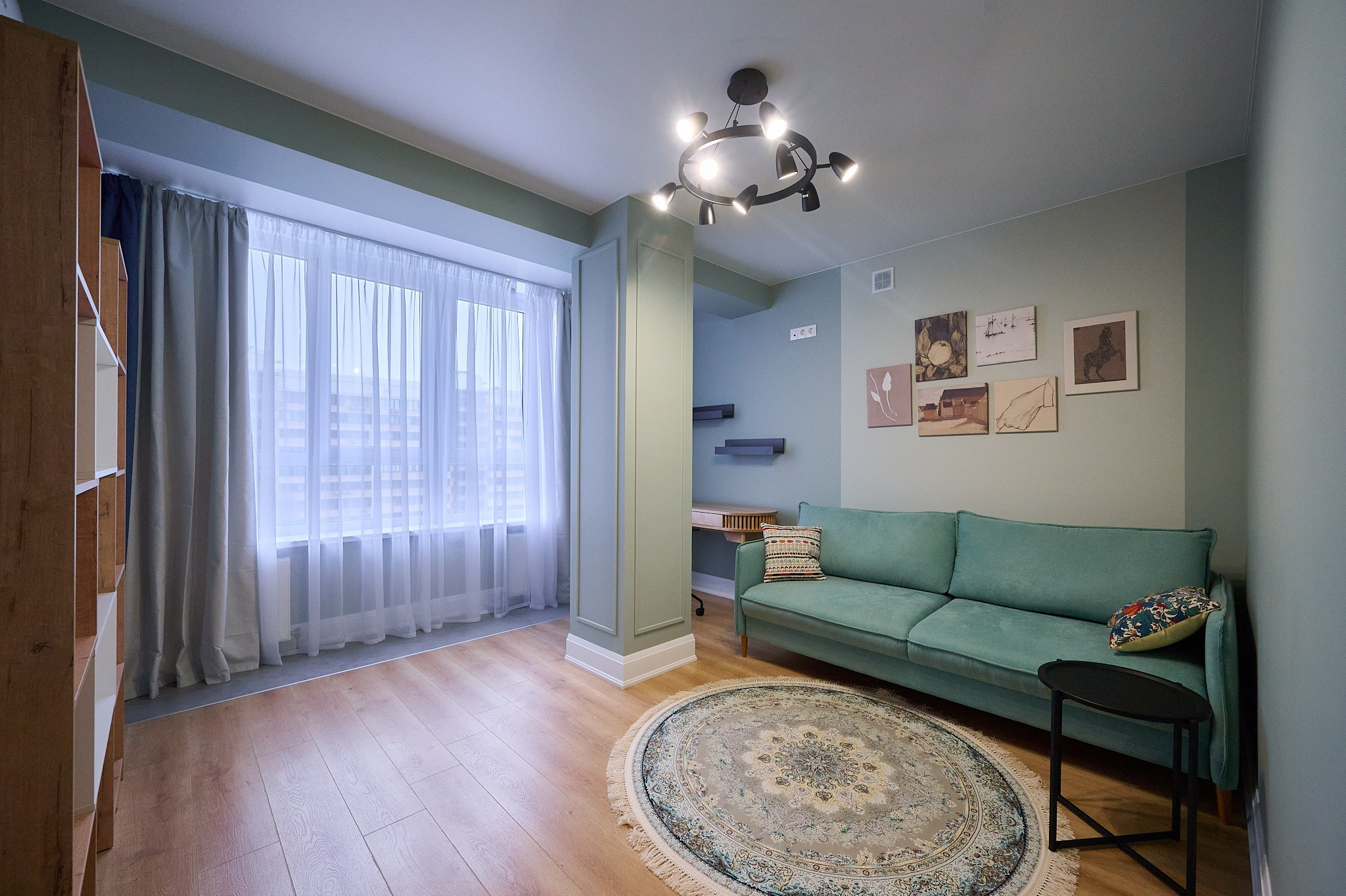 бирюзовый диван светлый ковер голубые тонна серые шторы  