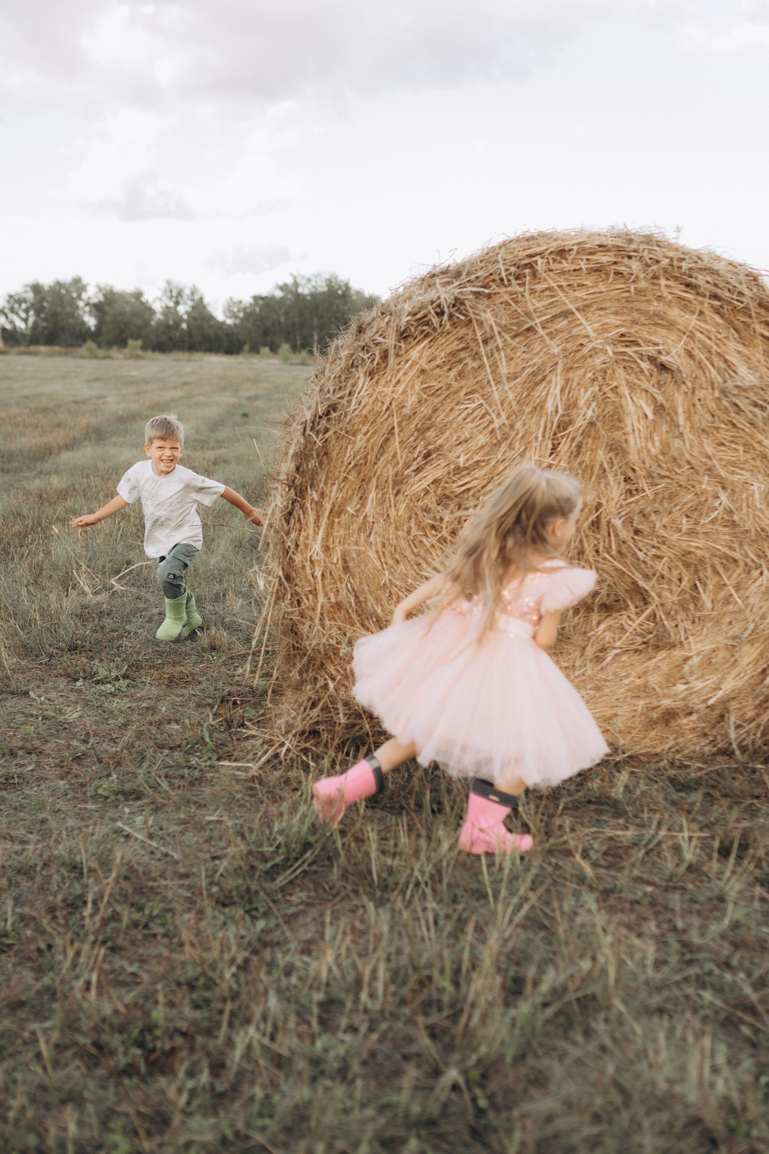 Вика и Миша на сене. Семейный фотограф lifestyle в Новосибирске Елена Шпилевая