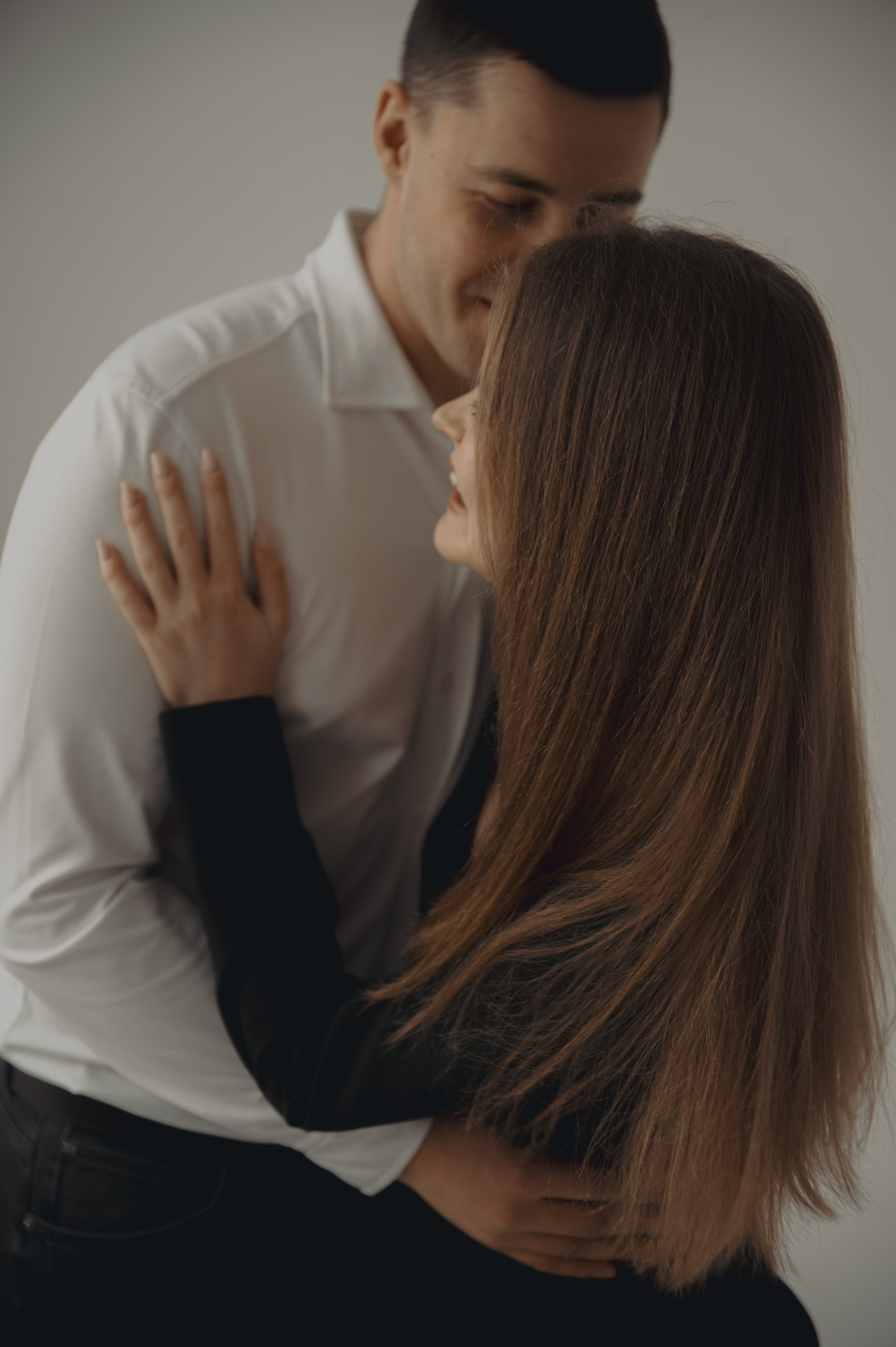 Предсвадебная лавстори в студии в Москве. Свадебный и портретный фотограф в Москве Жердев Даниил