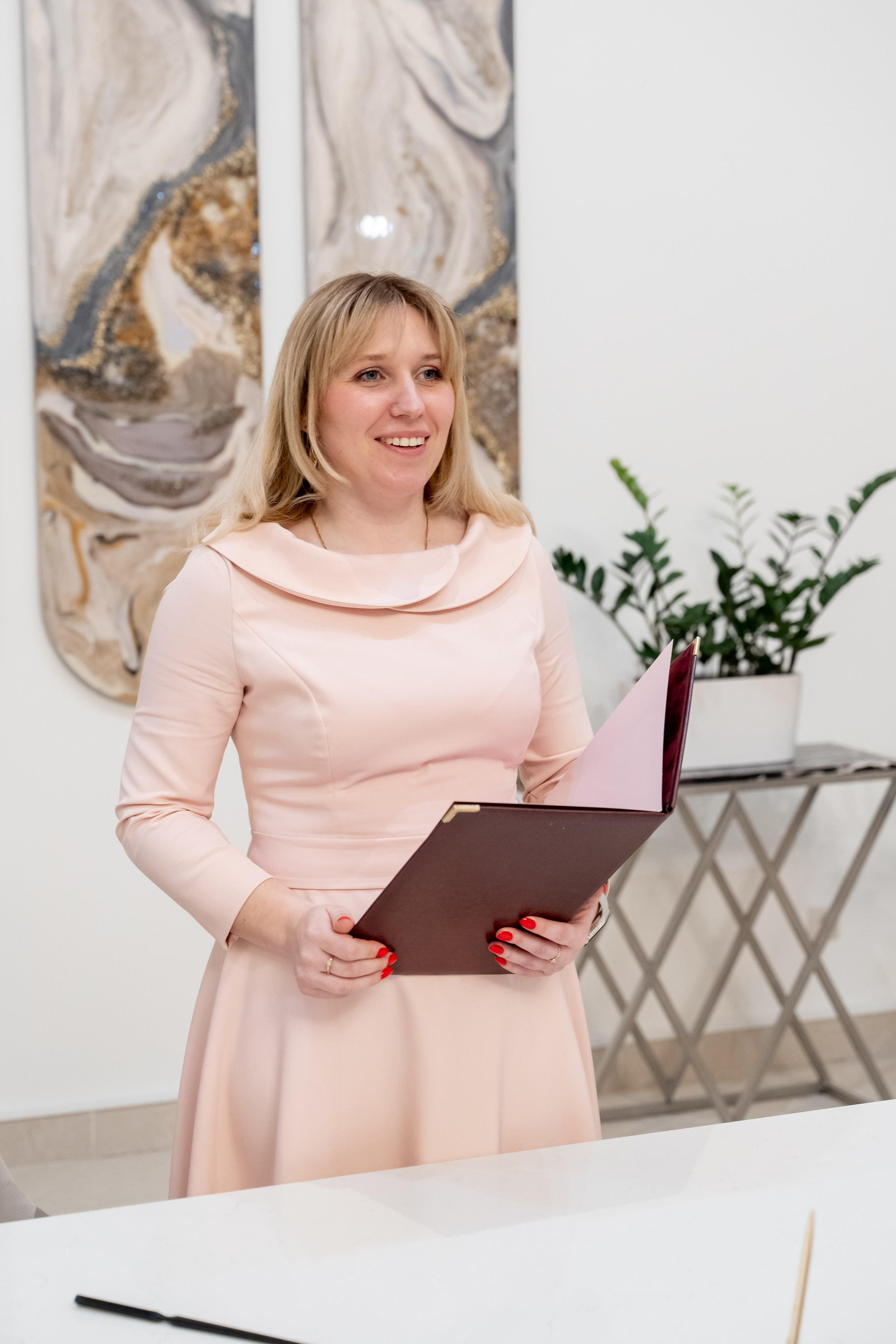 Свадебный фотограф в Москве. Свадебный фотограф Видное, Бутово, Домодедово, Щербинка, Царицыно. Свадебная фотосессия и сборы невесты в отеле Soluxe. Регистрация брака во дворце бракосочетания ВДНХ. Свадьба на ВДНХ. Свадебная фотосессия с ретро автомобилем Чайка. 