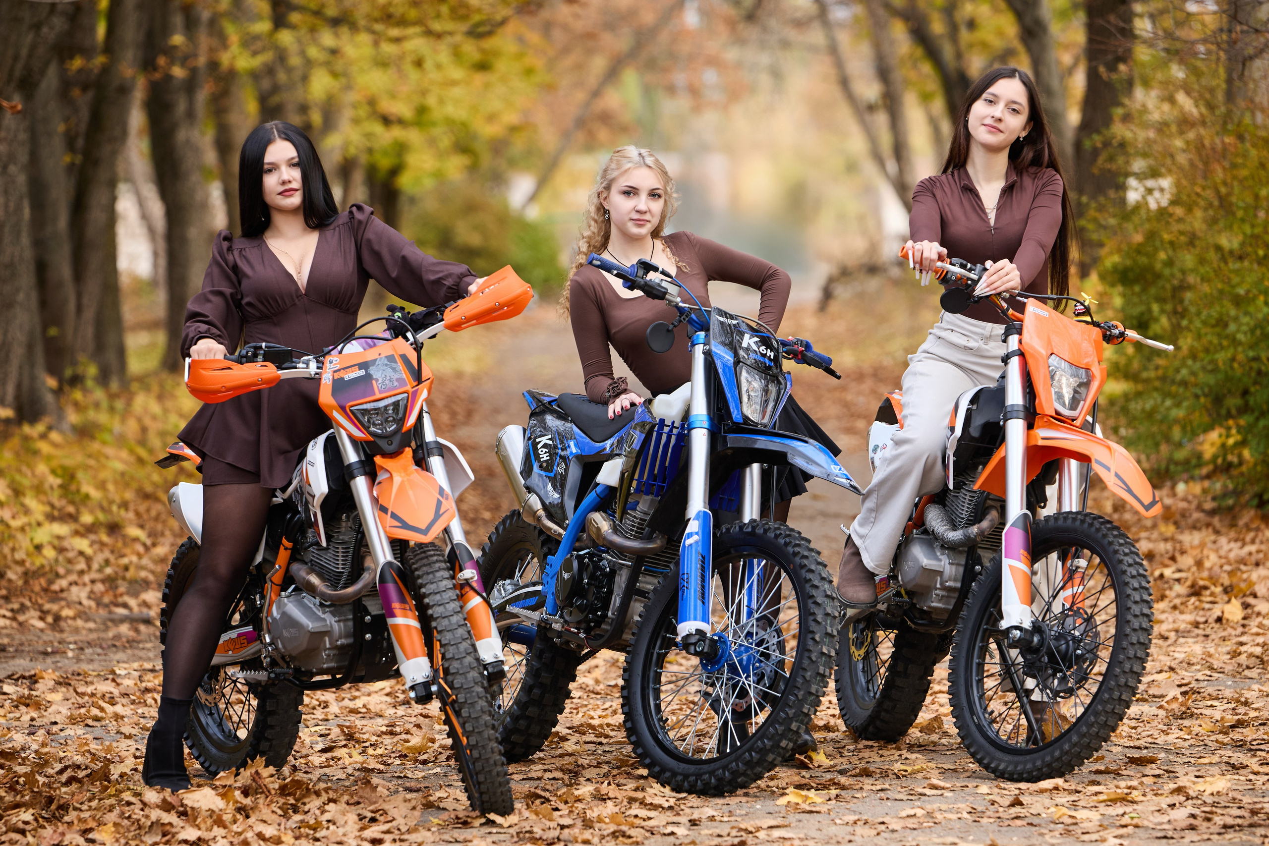 ШКОЛЬНИКИ. АМВРОСИЕВКА. ПАРК. Фотограф Татаринов Андрей (Донецк / Макеевка)