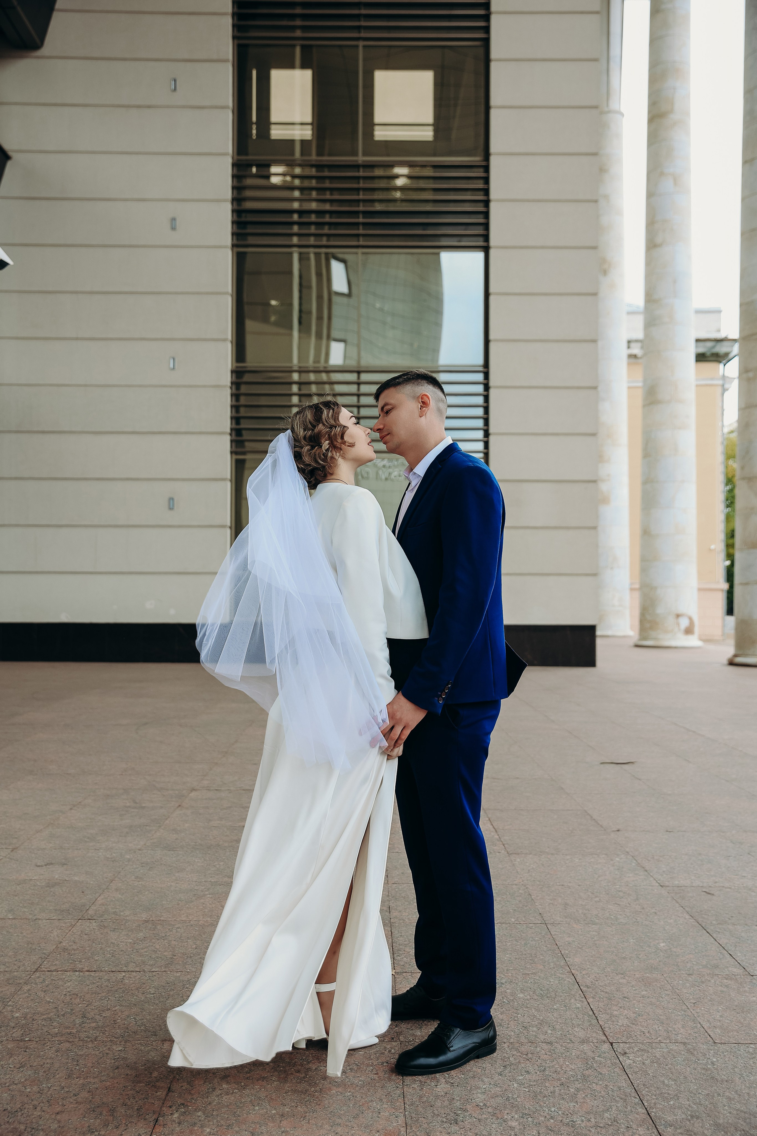 Свадебная прогулка в Екатерининском сквере 25.10.2024. Свадебный и семейный фотограф Виолетта Сидельникова. Краснодар, Россия, Беларусь, Европа