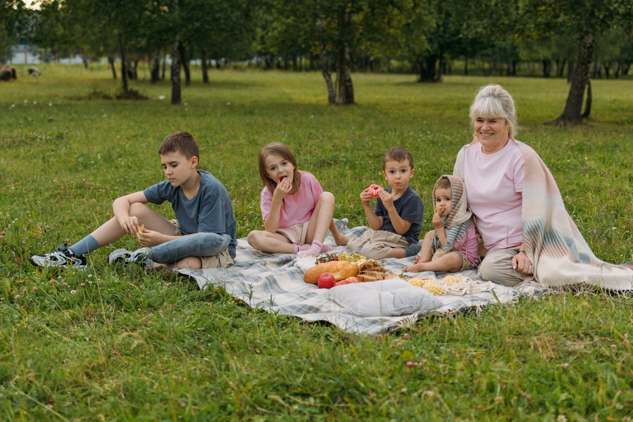 Бабушка с внуками. Фотограф Ирина Панина