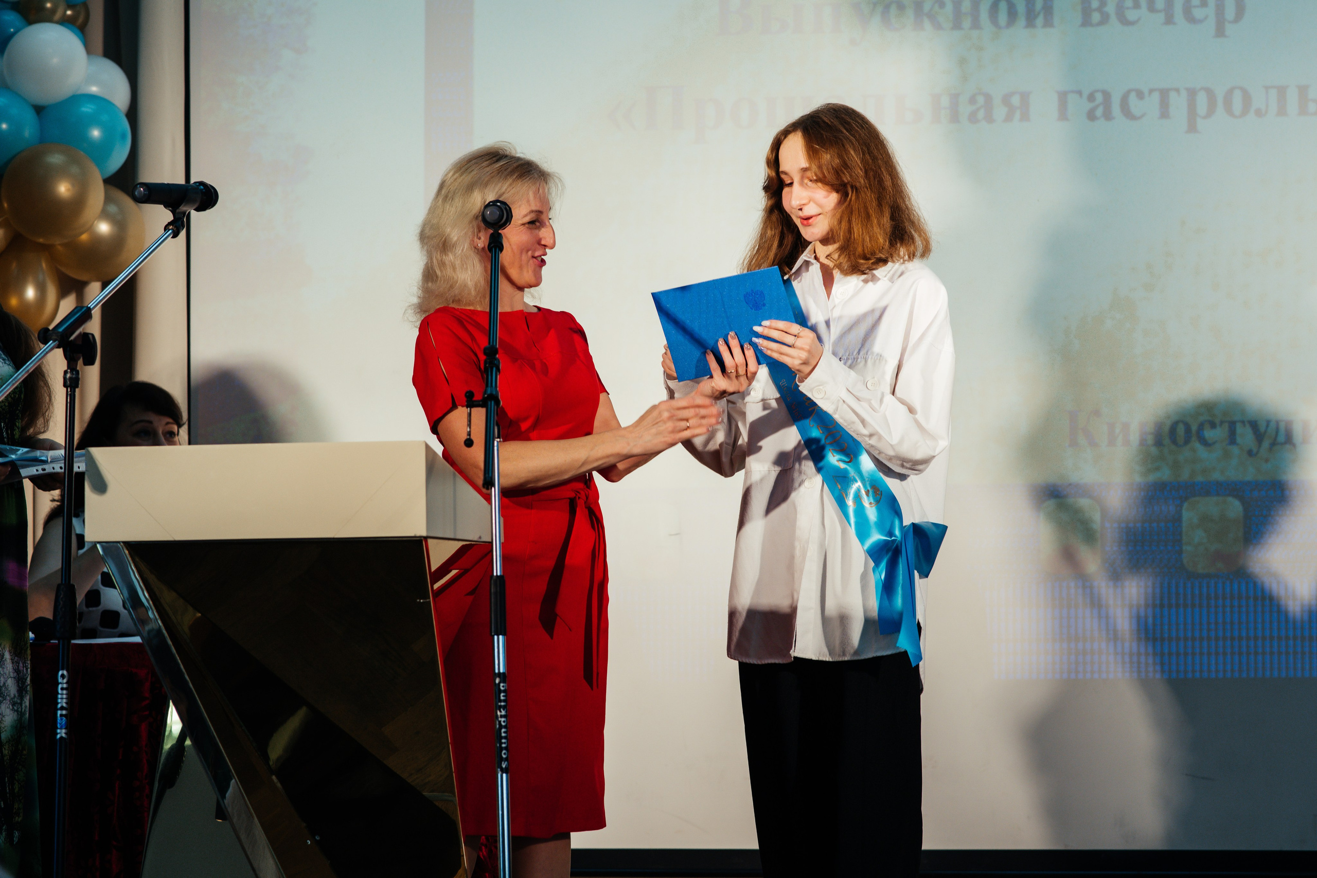 Вручение аттестатов. Выпускные альбомы в Подольске Москве и МО