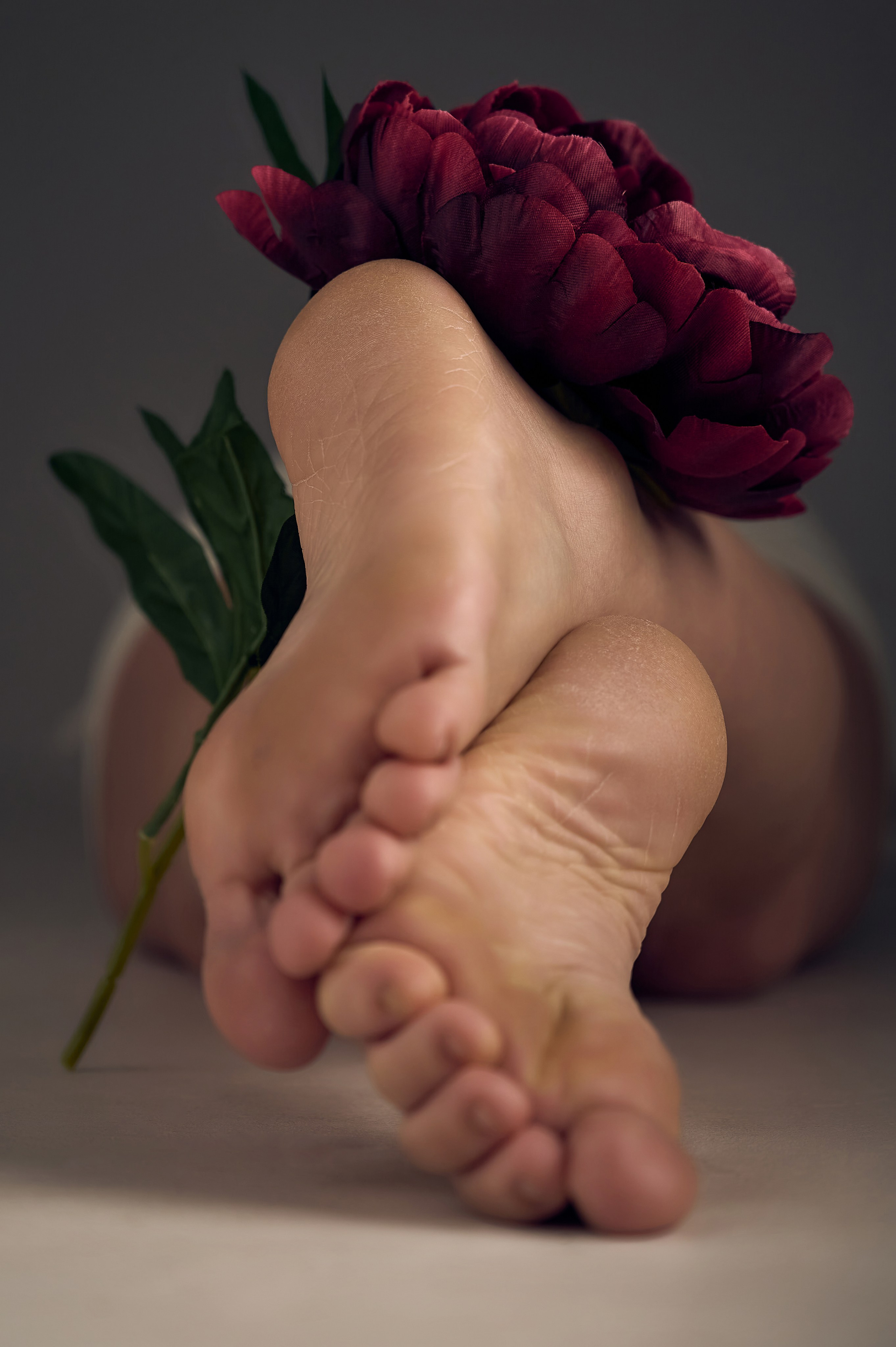 Девушки и пионы