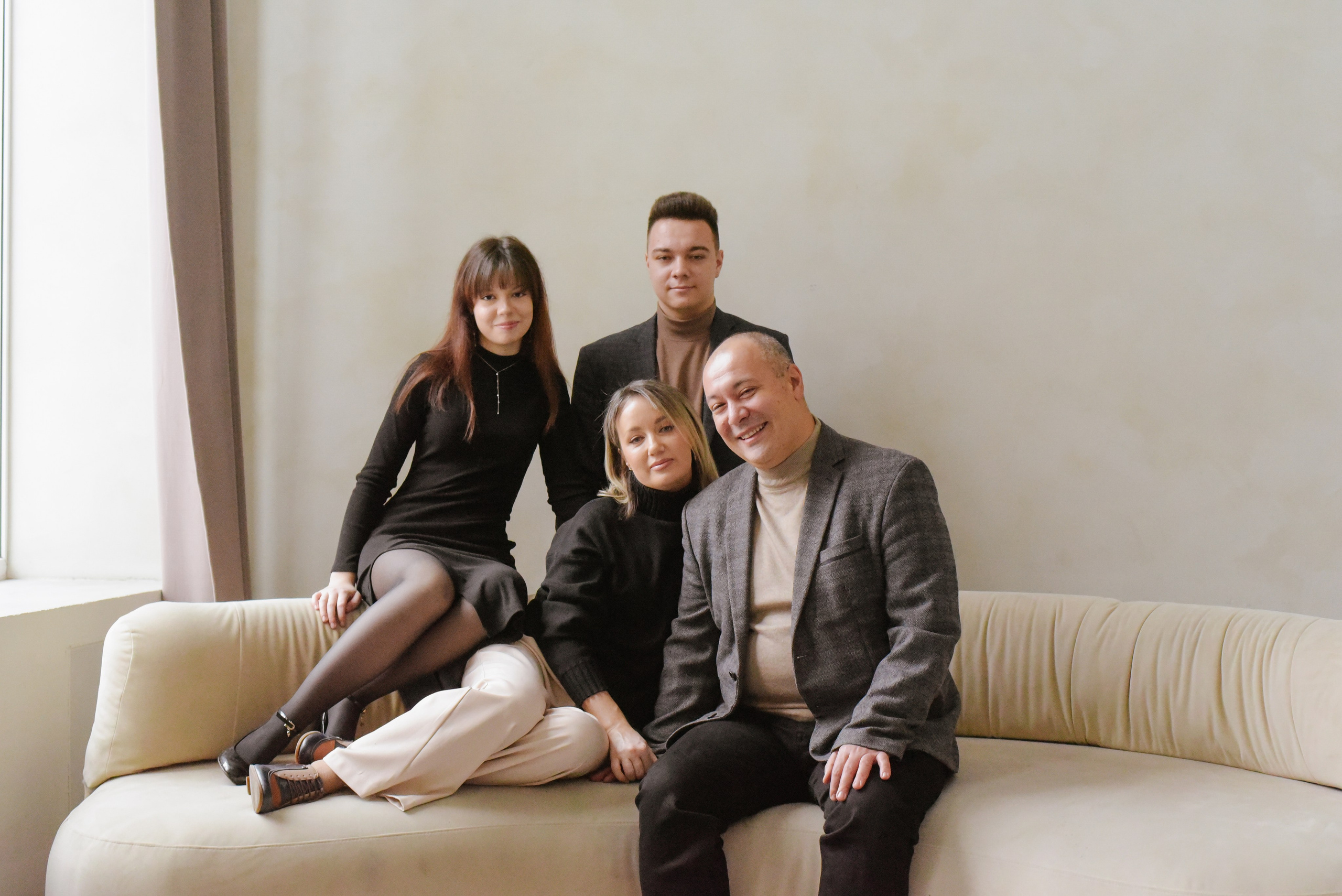 Молодые родители и взрослые дети. Фотограф Лола Волна, город Москва