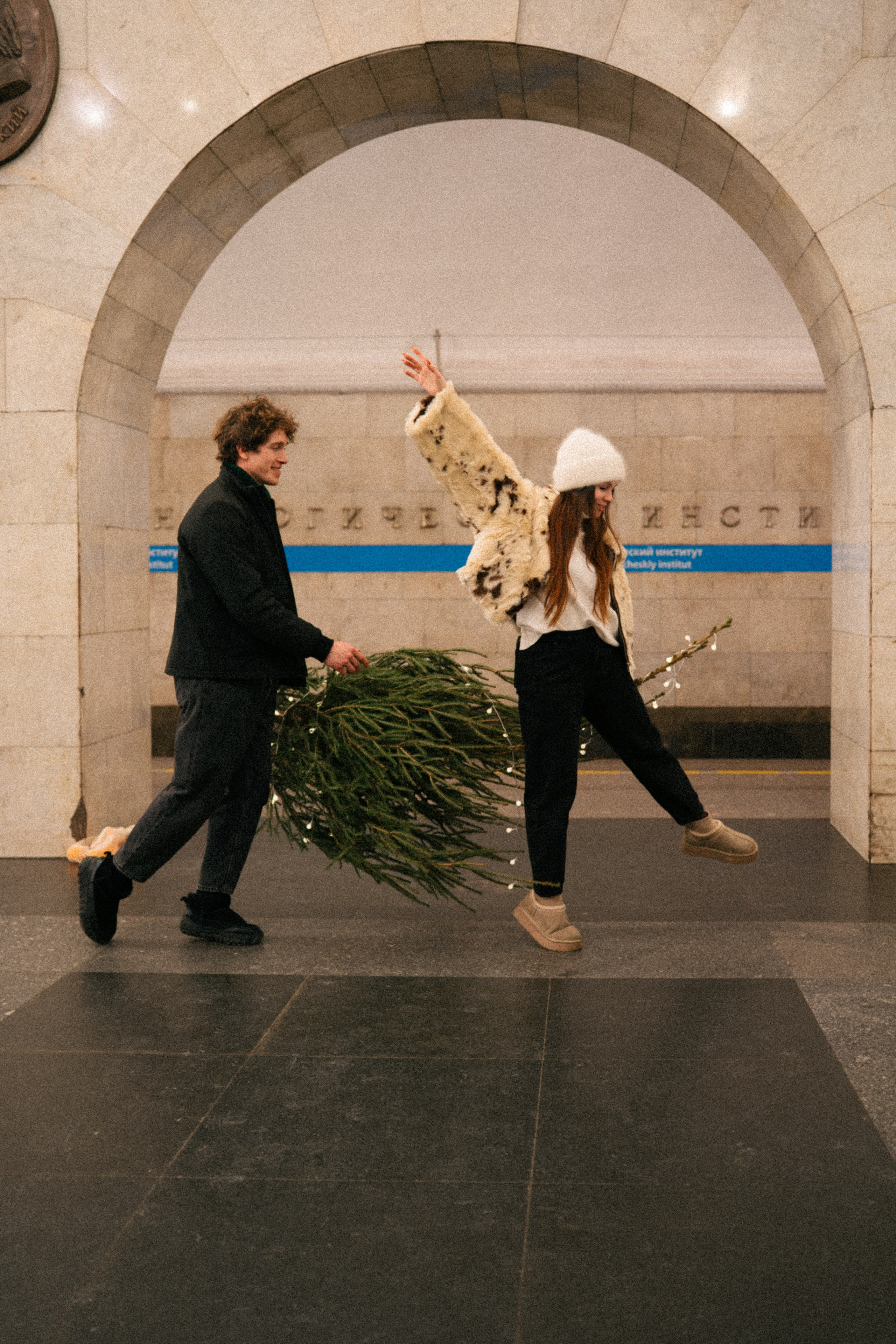 НОВОГОДНЯЯ ПРОГУЛКА ПАРЫ ПО ЧЕРНЫШЕВСКОЙ ПЕРЕД НОВЫМ ГОДОМ. Профессиональный фотограф, Санкт-Петербург — Виктория Богомолова