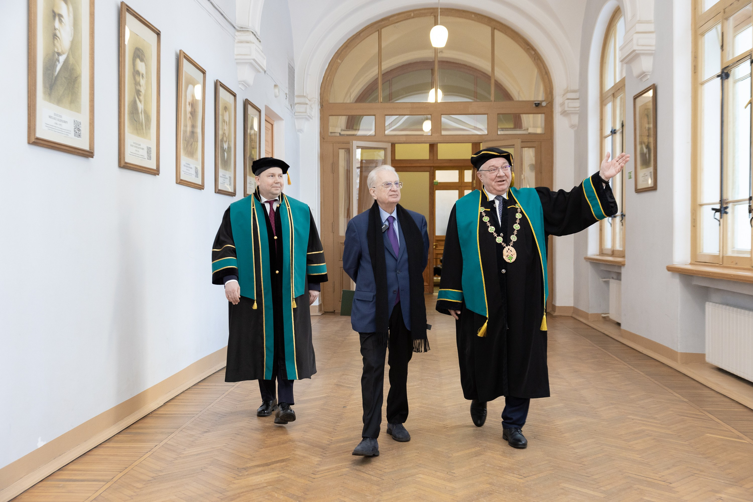 Вручения Мантия Почётного доктора директору Эрмитажа Михаилу Пиотровскому. Cup of Bib