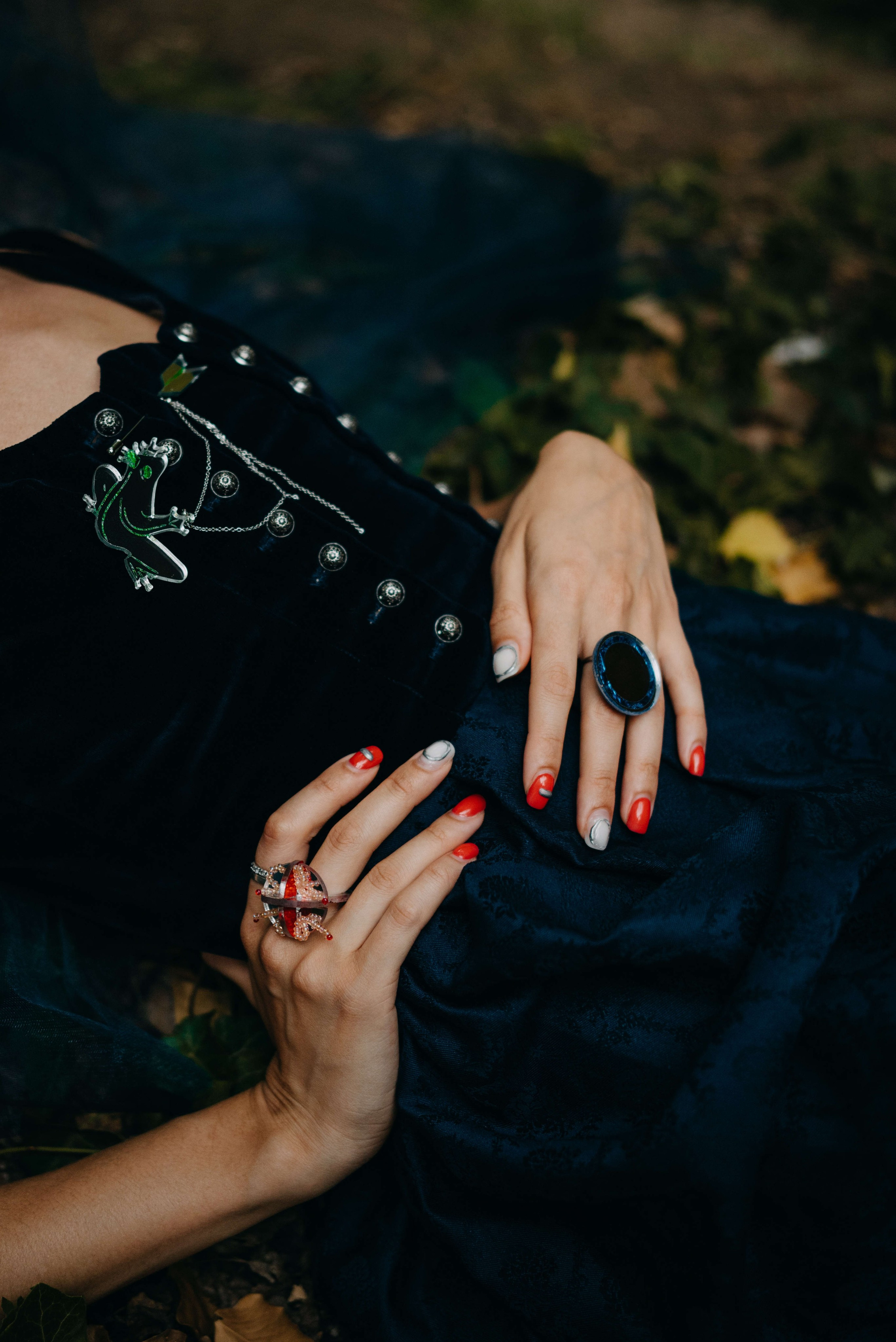 Съемка для бренда славянских украшений в лесу. Портретный и свадебный фотограф в Тбилиси • xeniqo