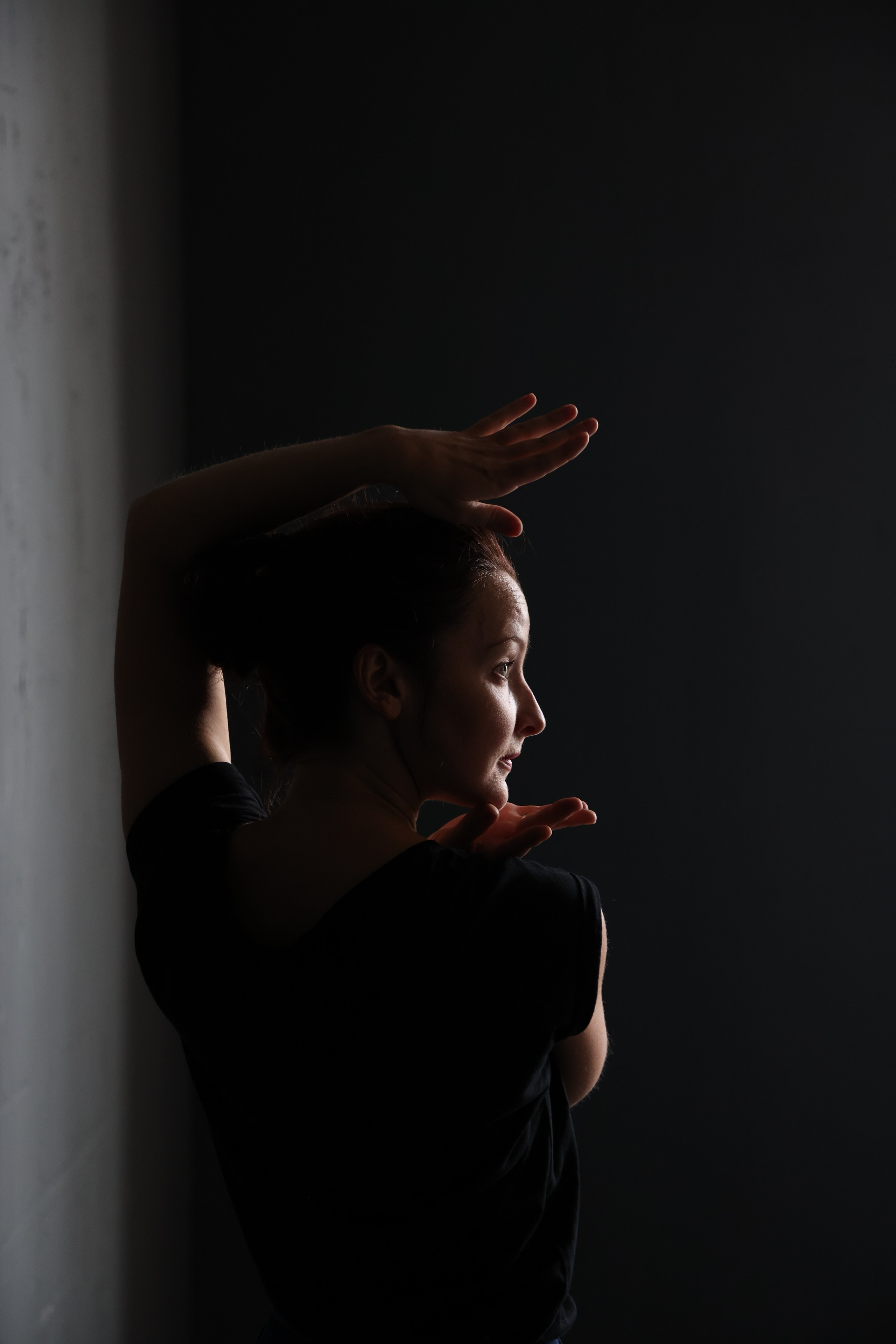 Сьемка в студии, брюнетка на темном фоне Фотограф - Мэри Маршания