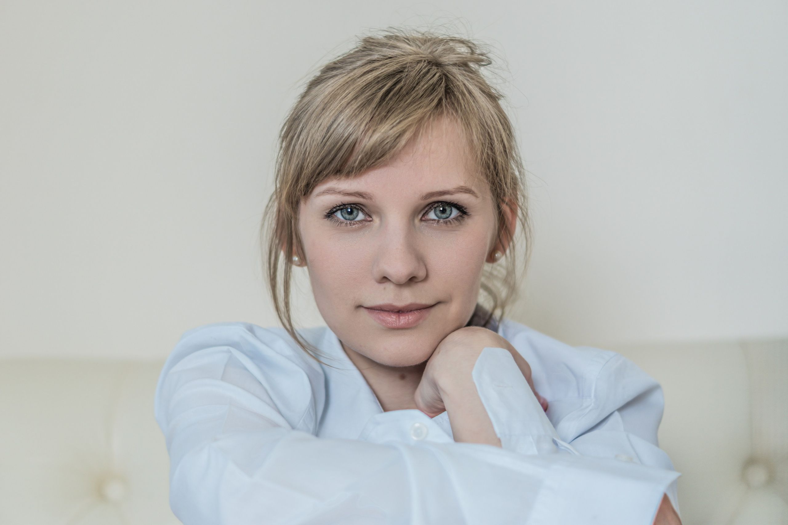 Девушка в белой рубашке на кровати