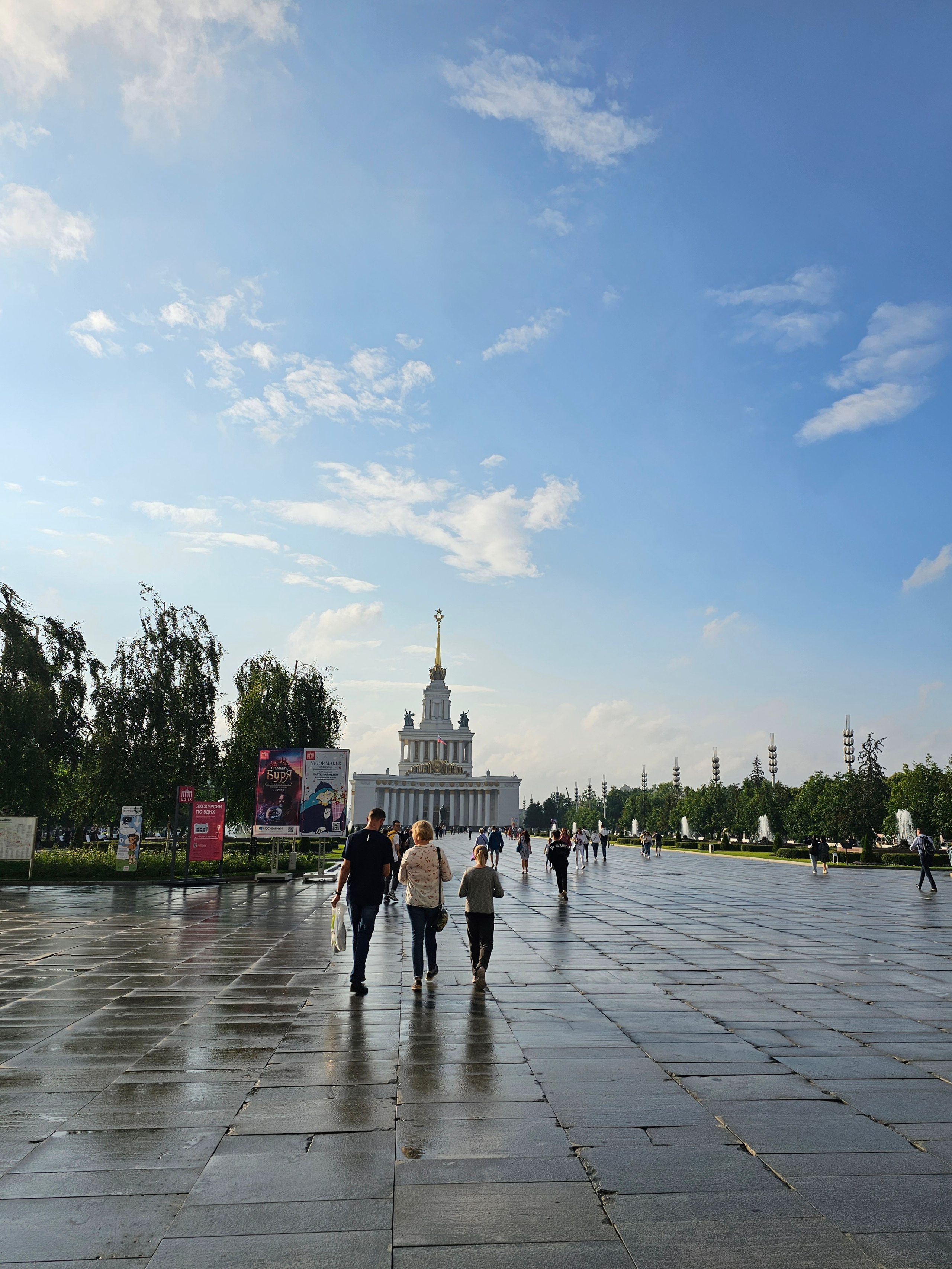 Москва, парк ВДНХ в дождливую погоду летом