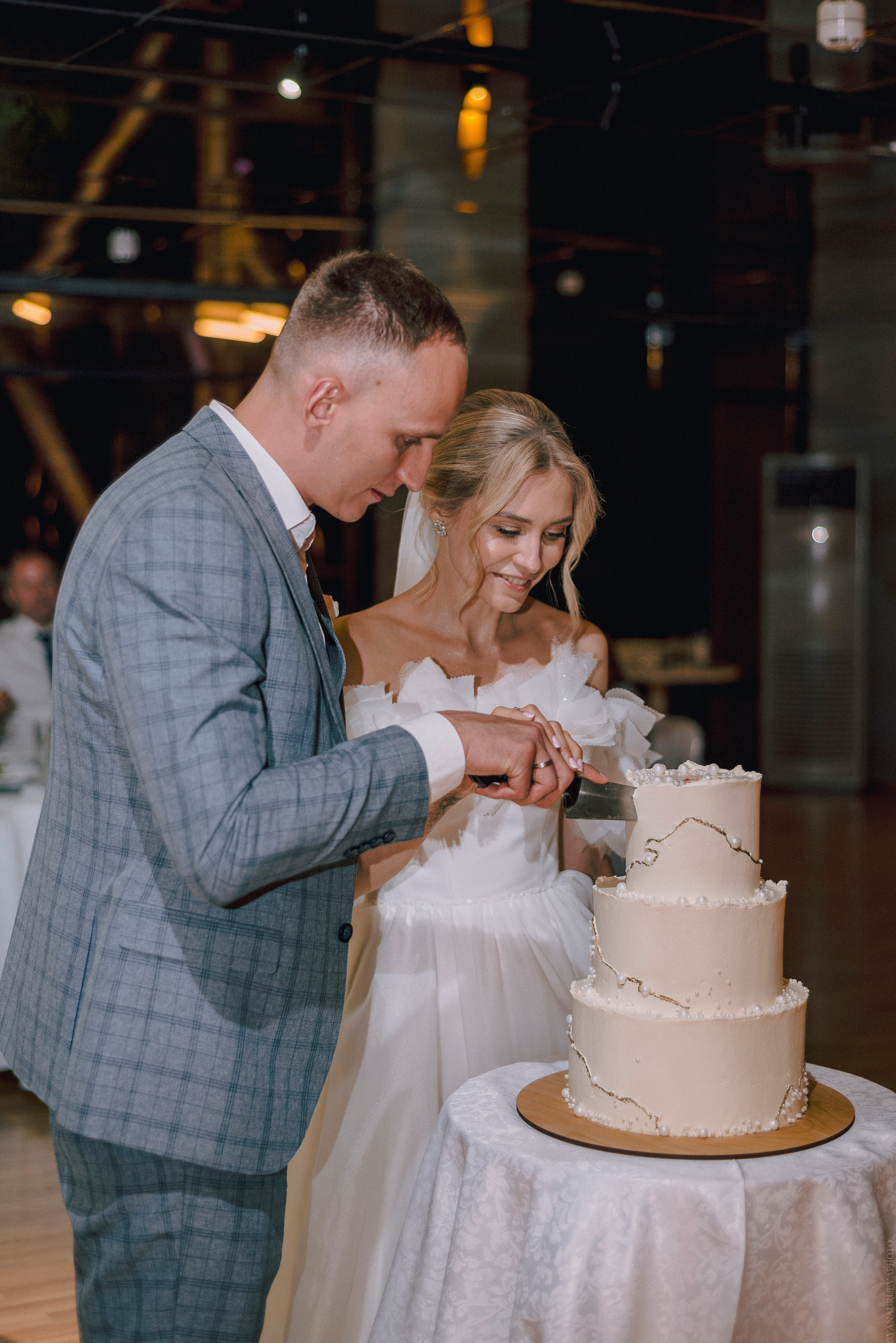 Молодожены разрезают свадебный торт