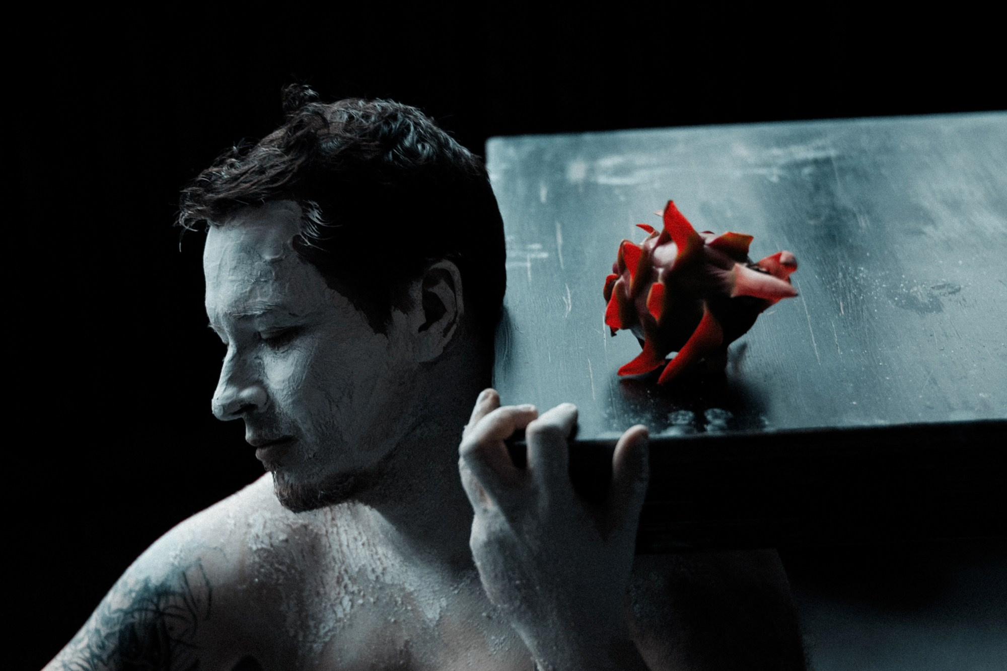 Спокойный мужской портрет в арт-стиле, медитативное состояние, мягкий свет в темной студии