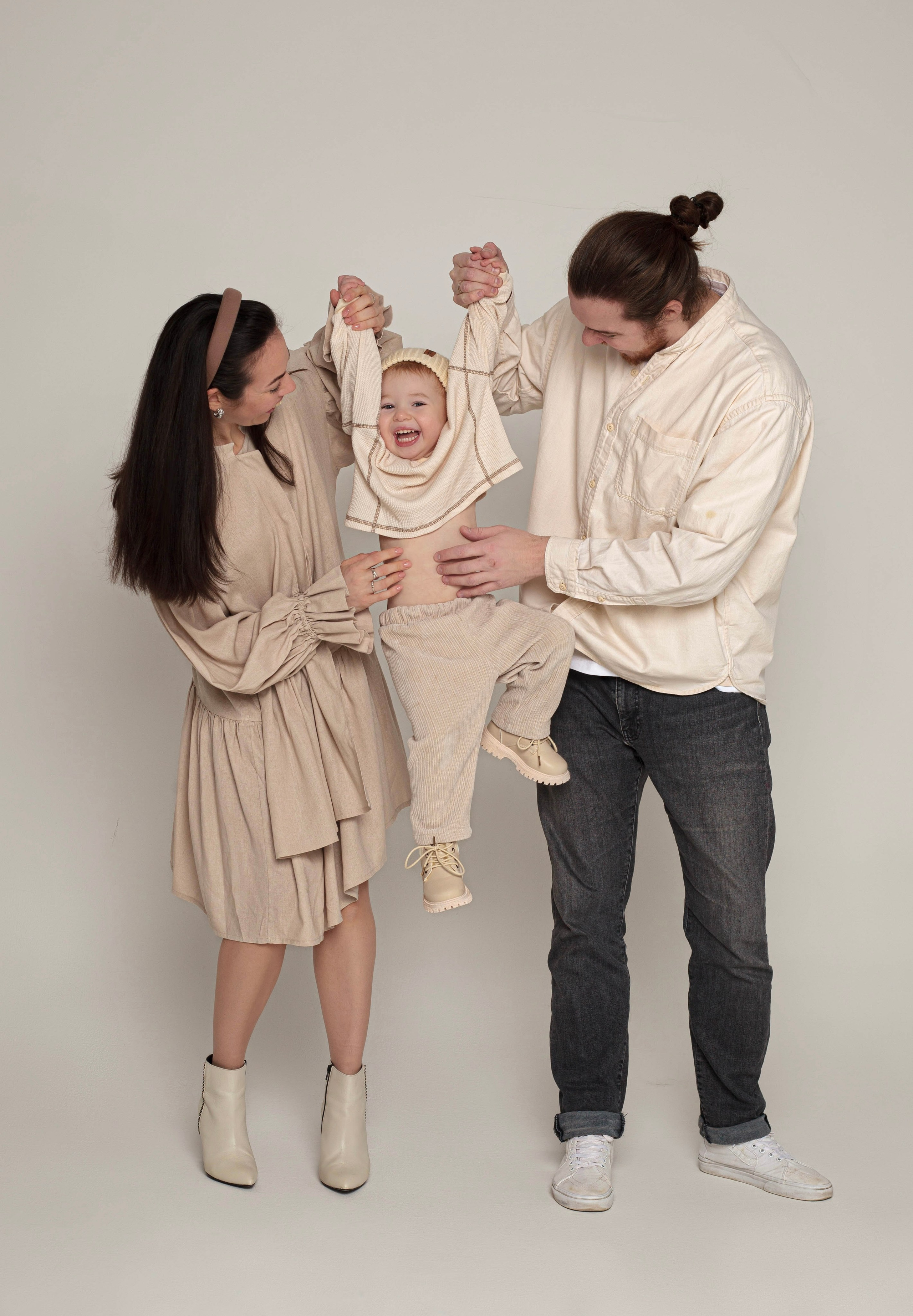 Семейная студийная съемка. Фотограф беременности и семейных историй в Москве Юлия Варт