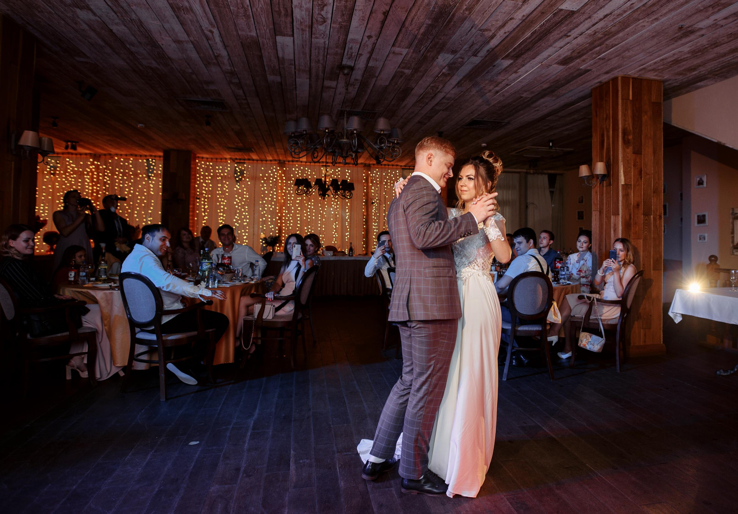 Молодожены, пример свадебных фото, свадебная прогулка. Свадебный фотограф в СПб Сергей Малиновский