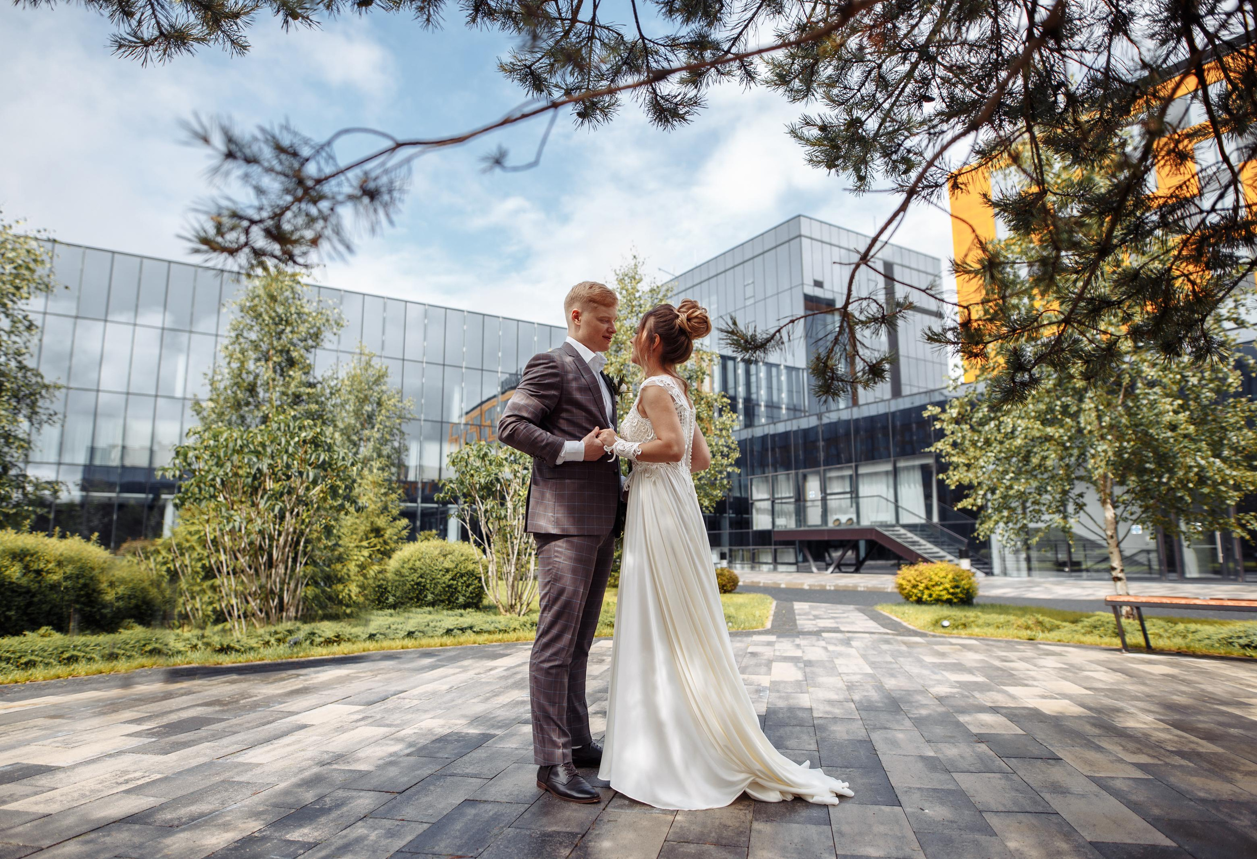 Молодожены, пример свадебных фото, свадебная прогулка. Свадебный фотограф в СПб Сергей Малиновский