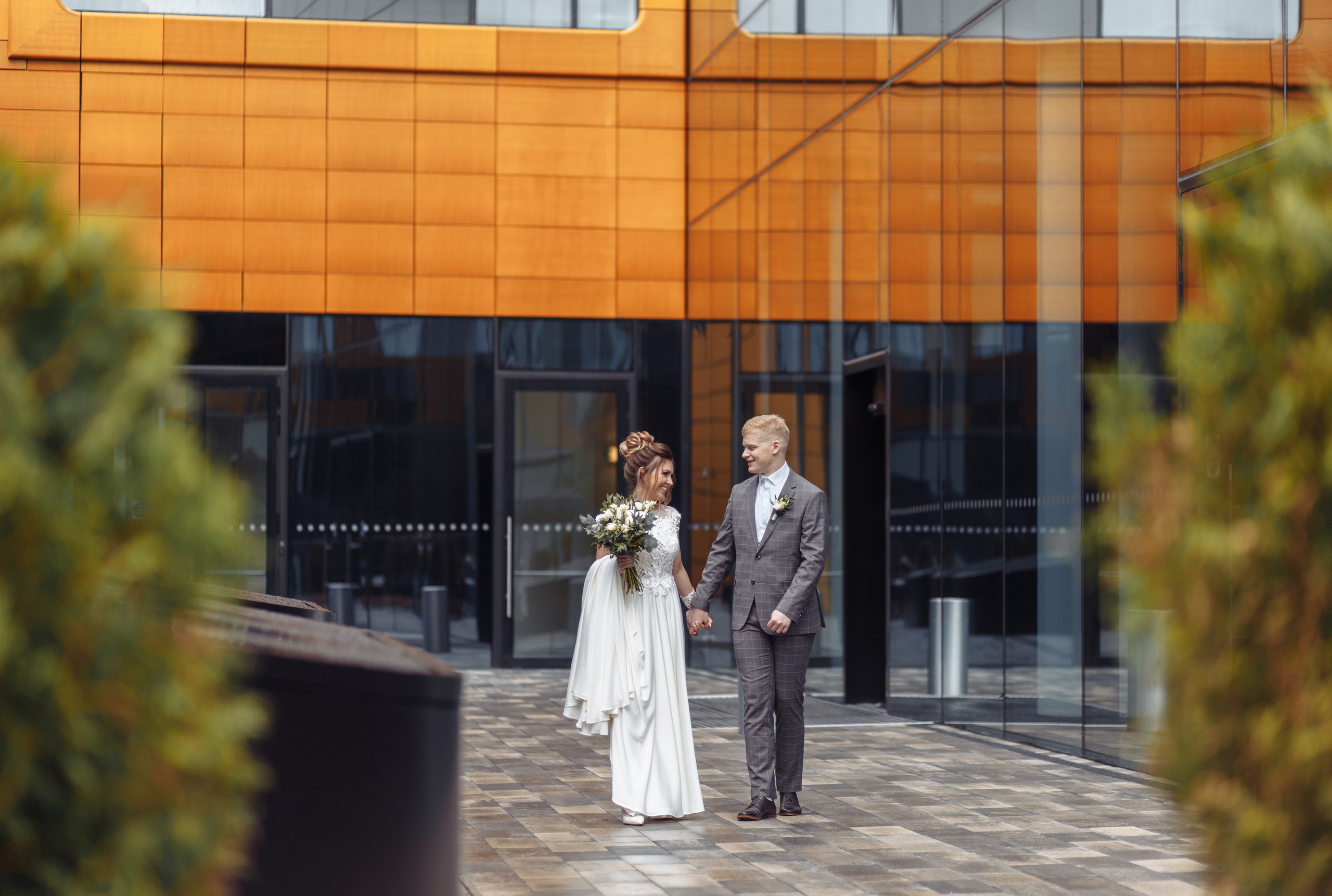 Молодожены, пример свадебных фото, свадебная прогулка. Свадебный фотограф в СПб Сергей Малиновский