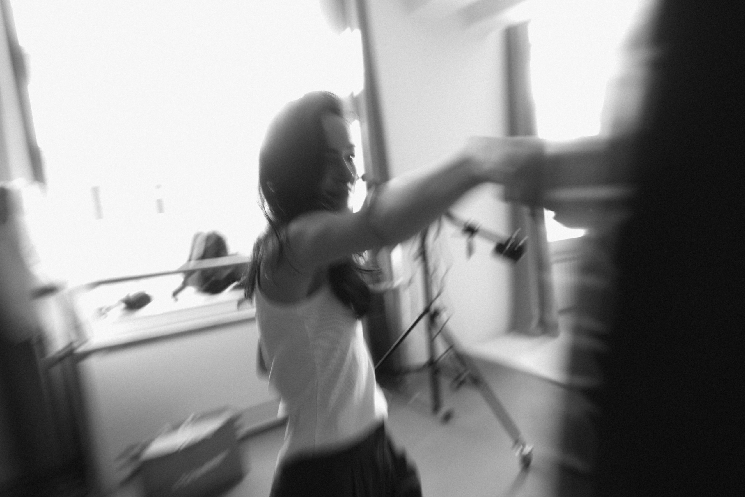 Женская портретная чб фотосессия в студии на циклораме в Казани